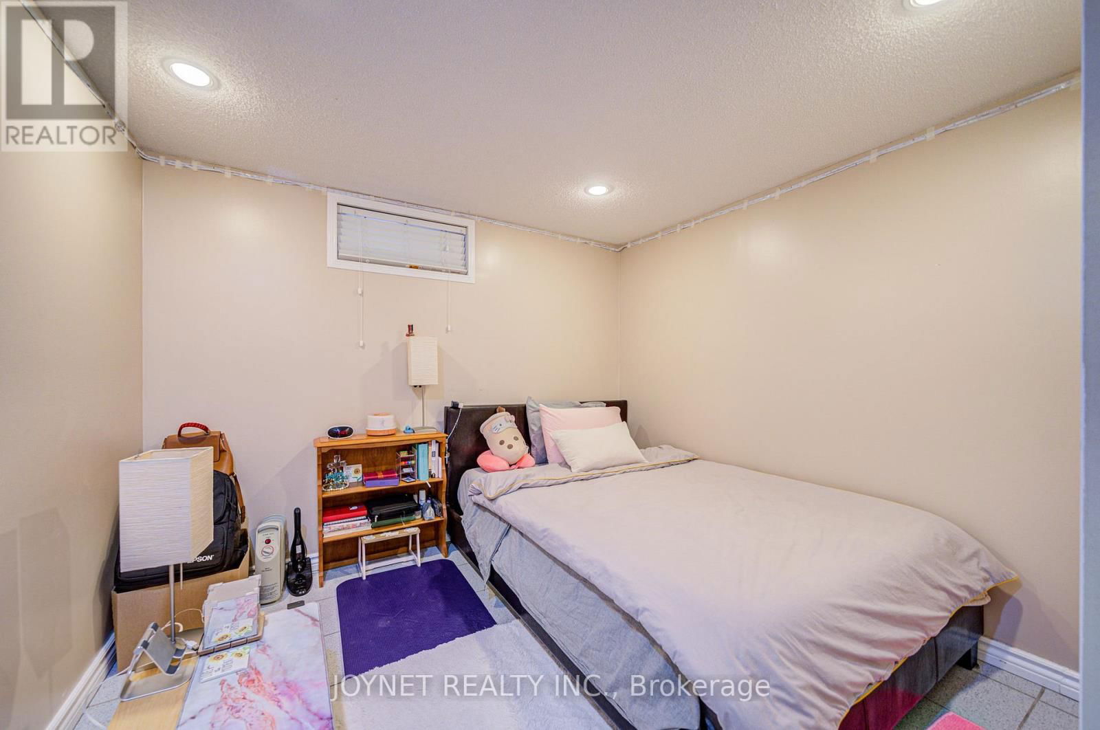 3218 VALCOURT CRESCENT Image 26