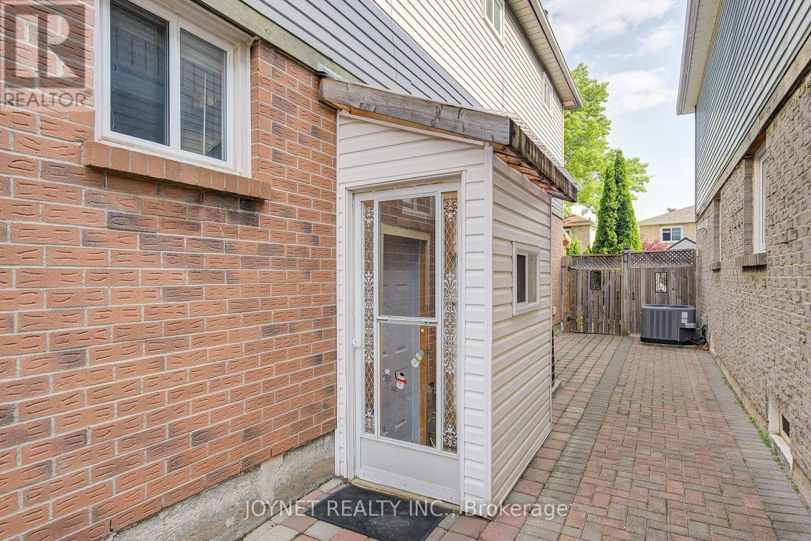 3218 VALCOURT CRESCENT Image 30