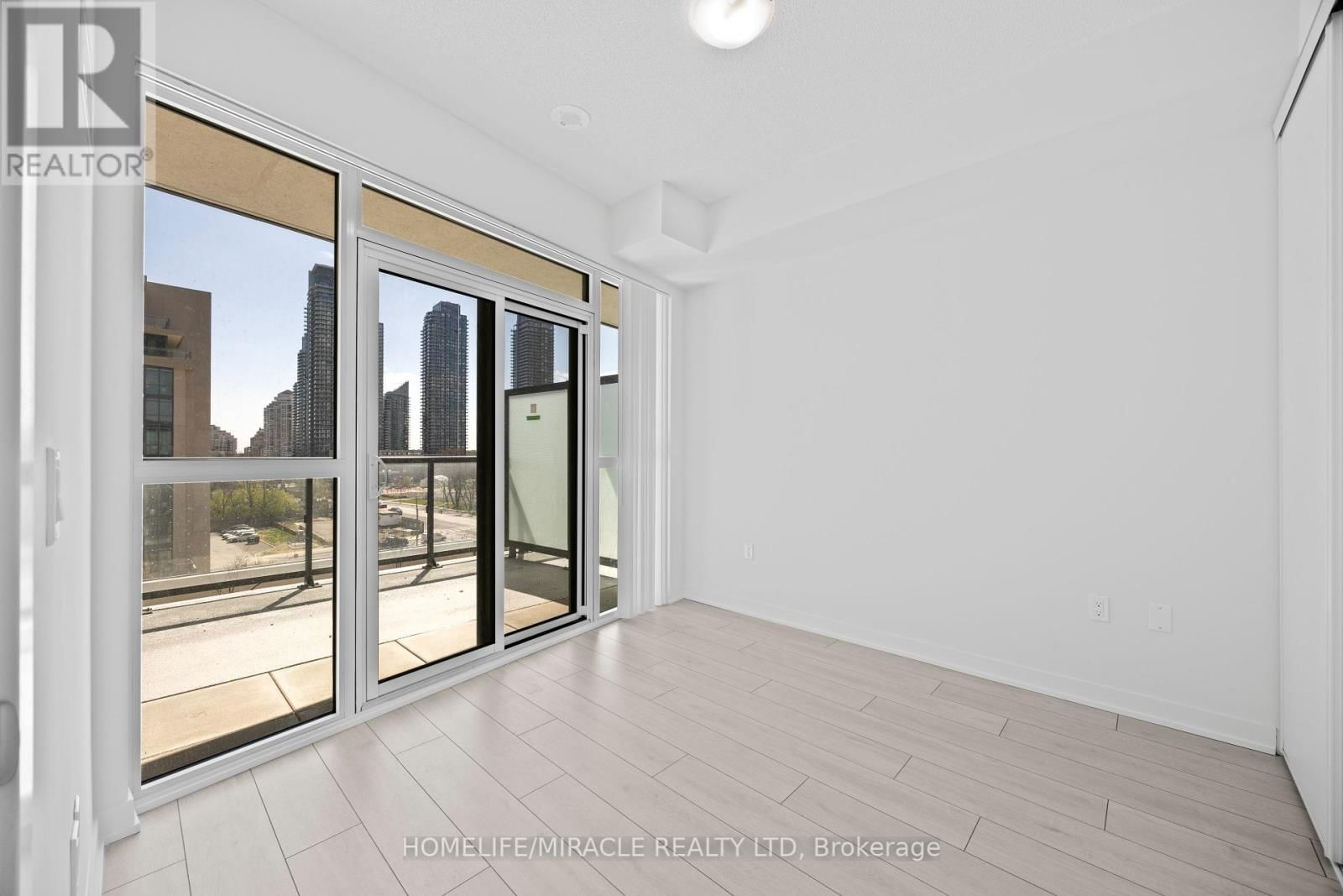607 - 38 ANNIE CRAIG DRIVE Image 16