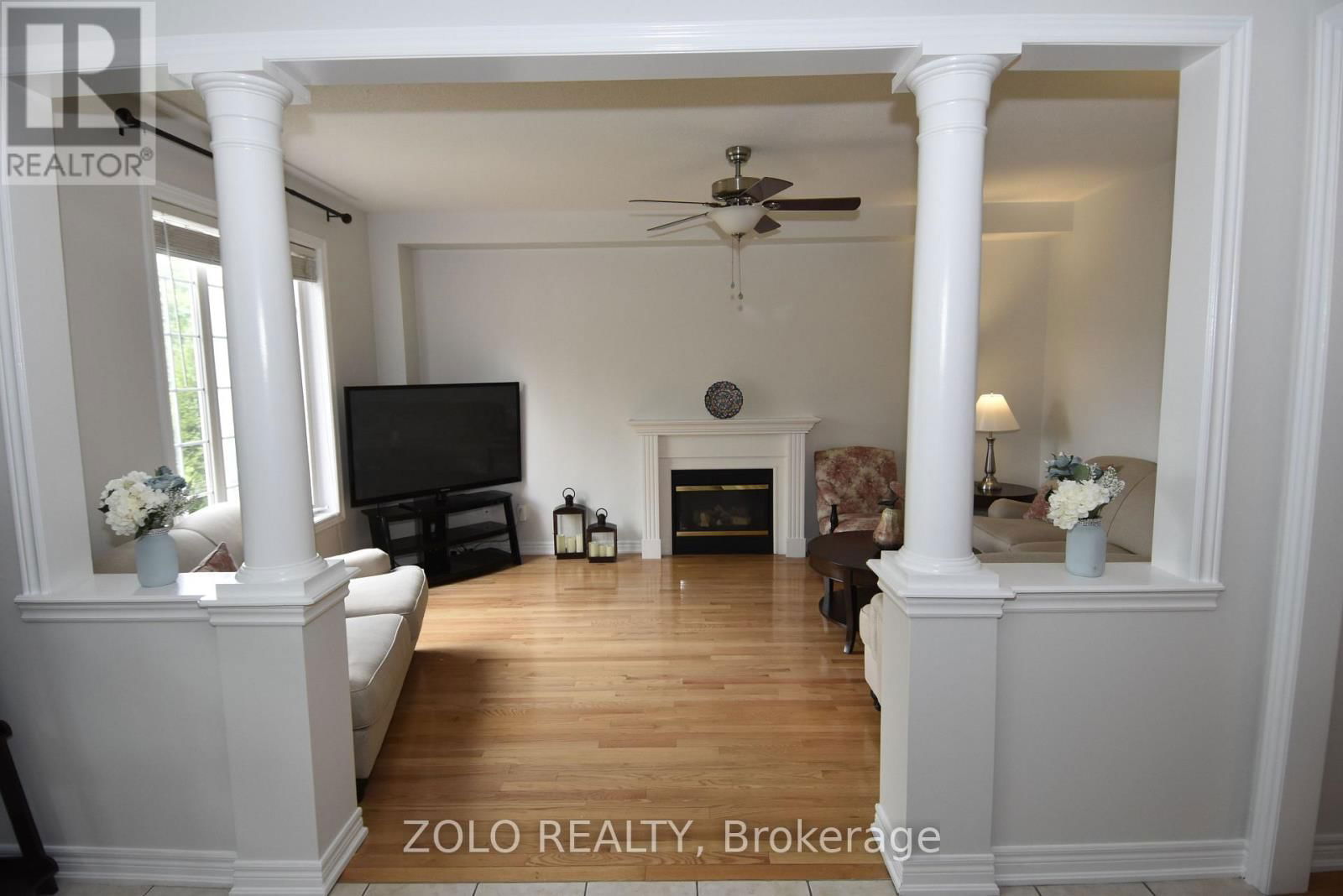 22 SHOWBOAT CRESCENT Image 15