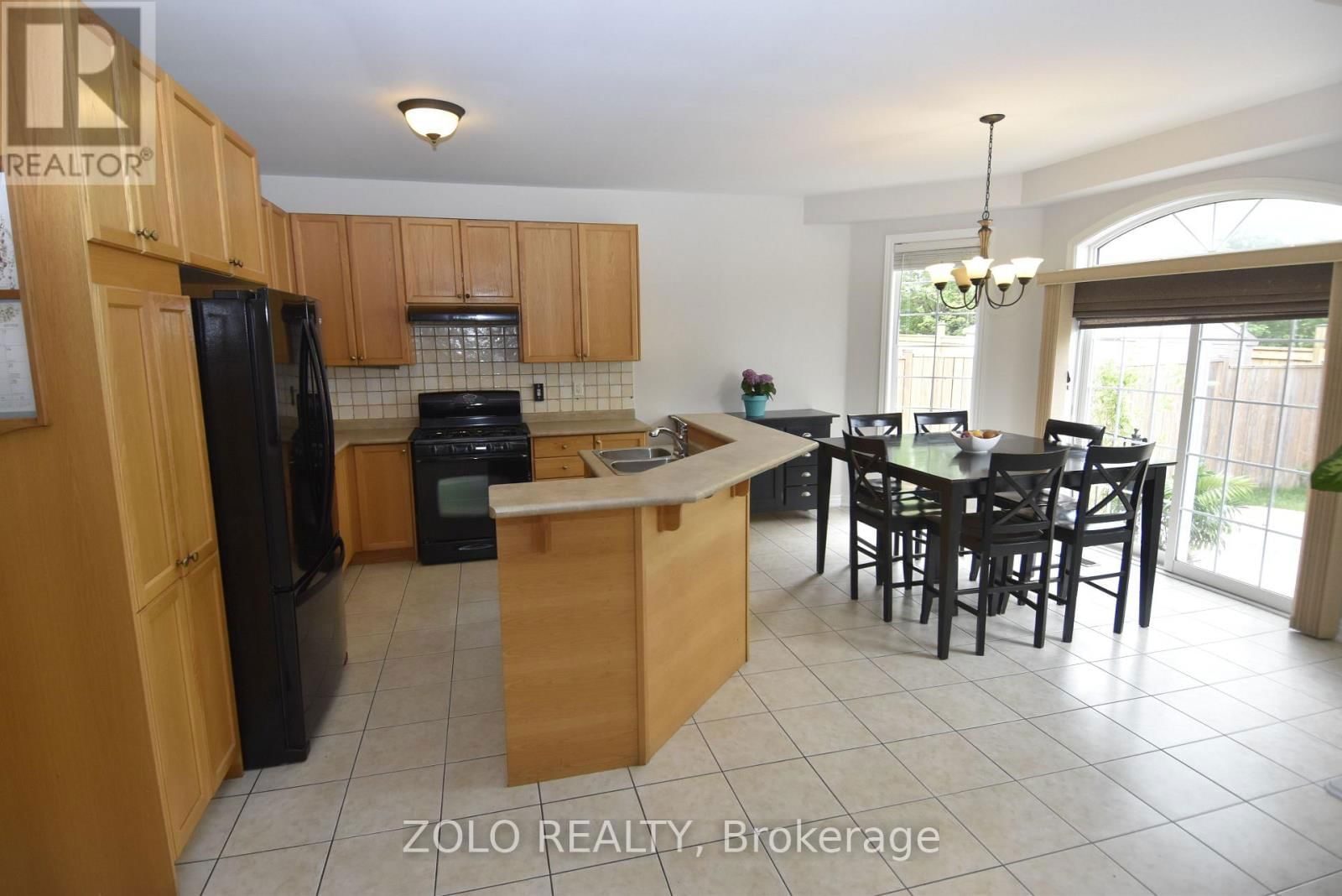 22 SHOWBOAT CRESCENT Image 19