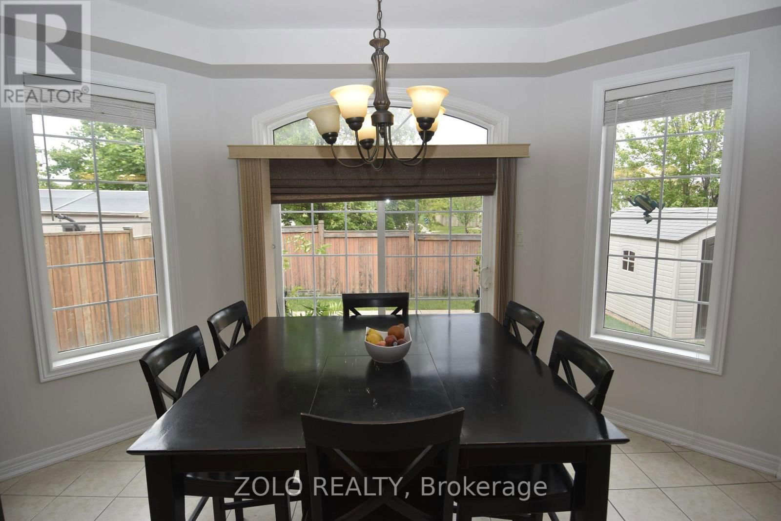 22 SHOWBOAT CRESCENT Image 22