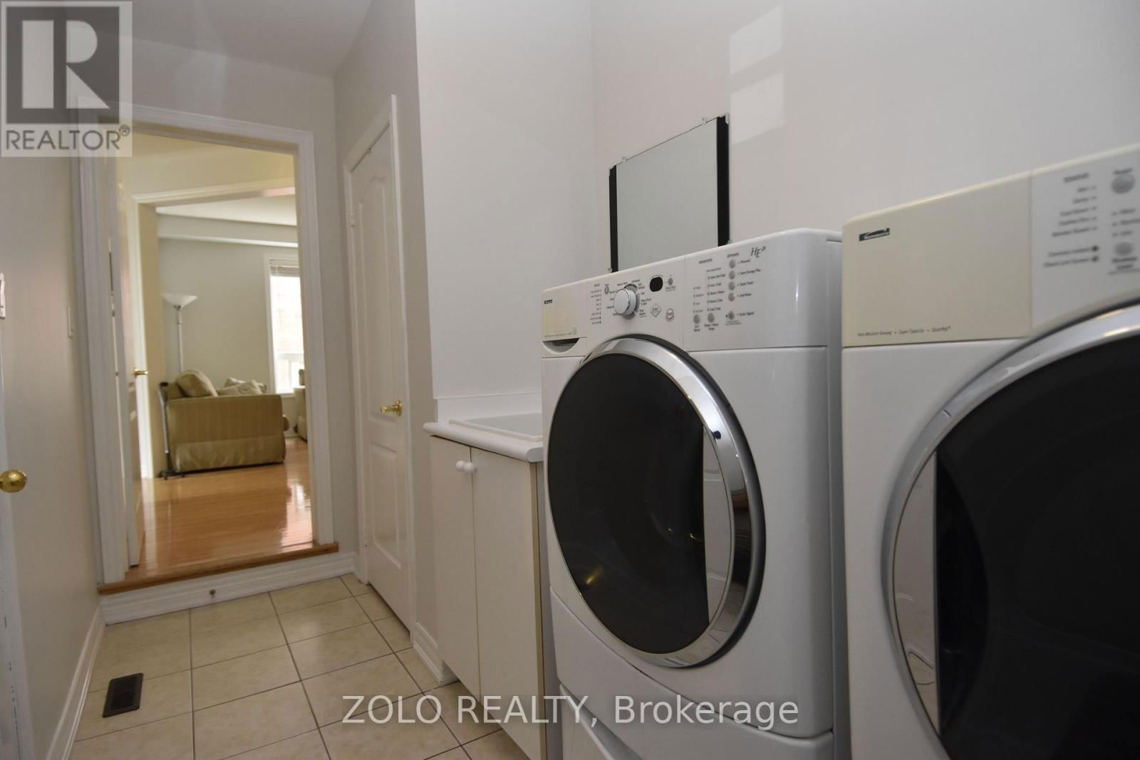 22 SHOWBOAT CRESCENT Image 23