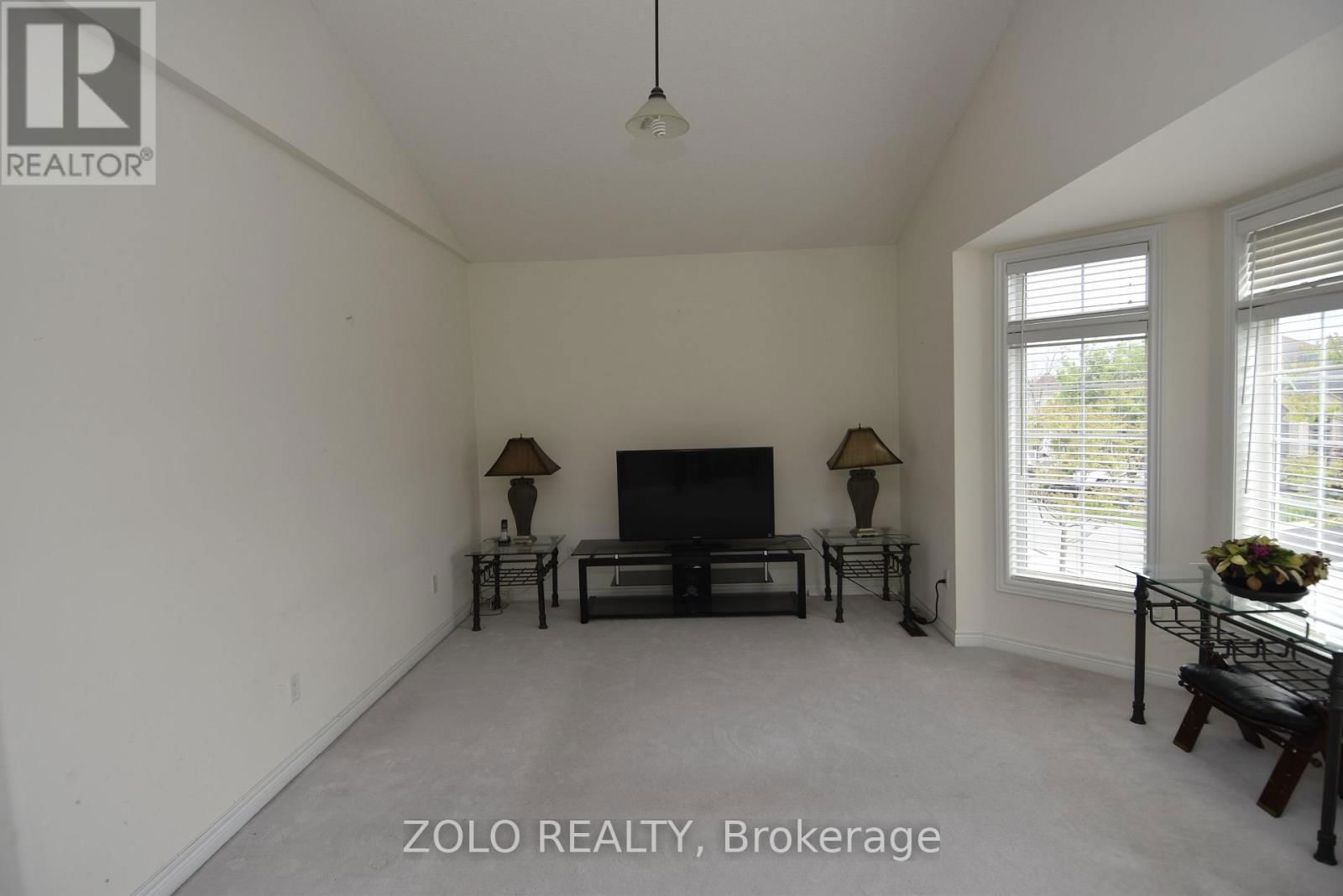 22 SHOWBOAT CRESCENT Image 28
