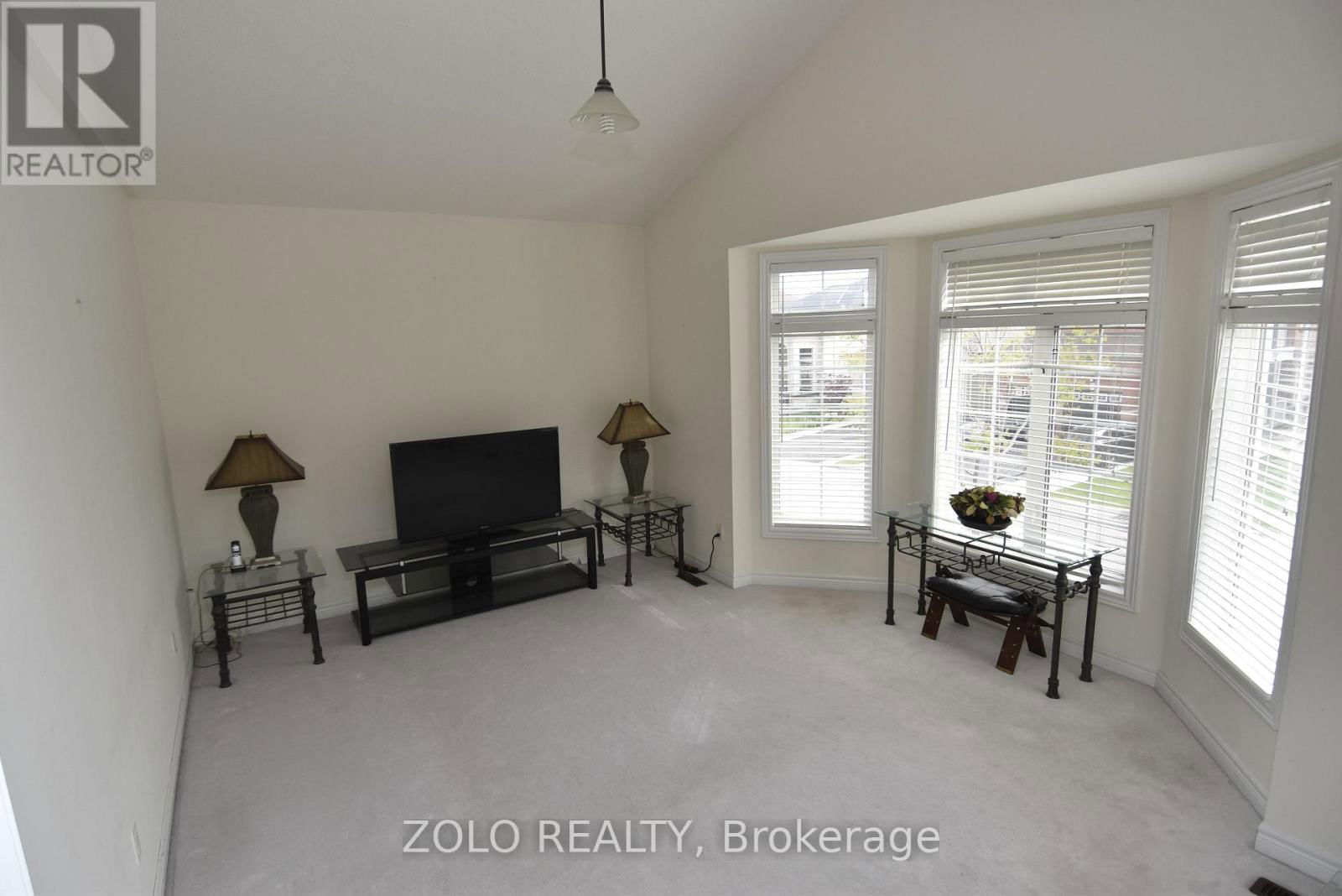 22 SHOWBOAT CRESCENT Image 29