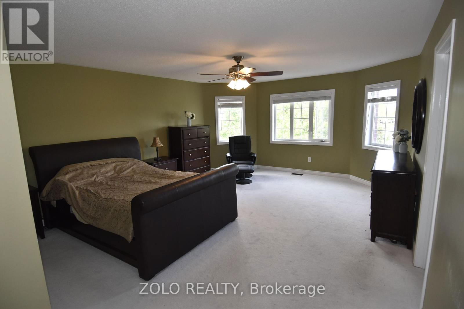 22 SHOWBOAT CRESCENT Image 31