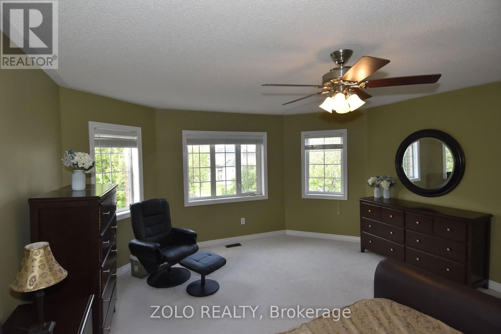 22 SHOWBOAT CRESCENT Image 32