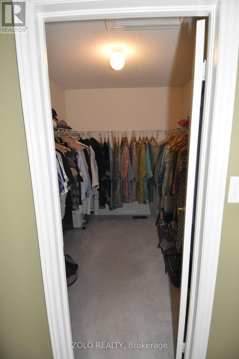 22 SHOWBOAT CRESCENT Image 33