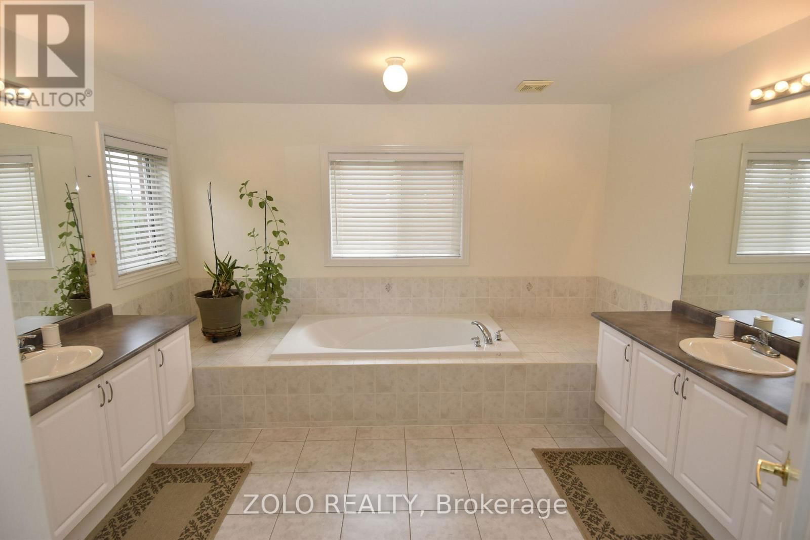 22 SHOWBOAT CRESCENT Image 34
