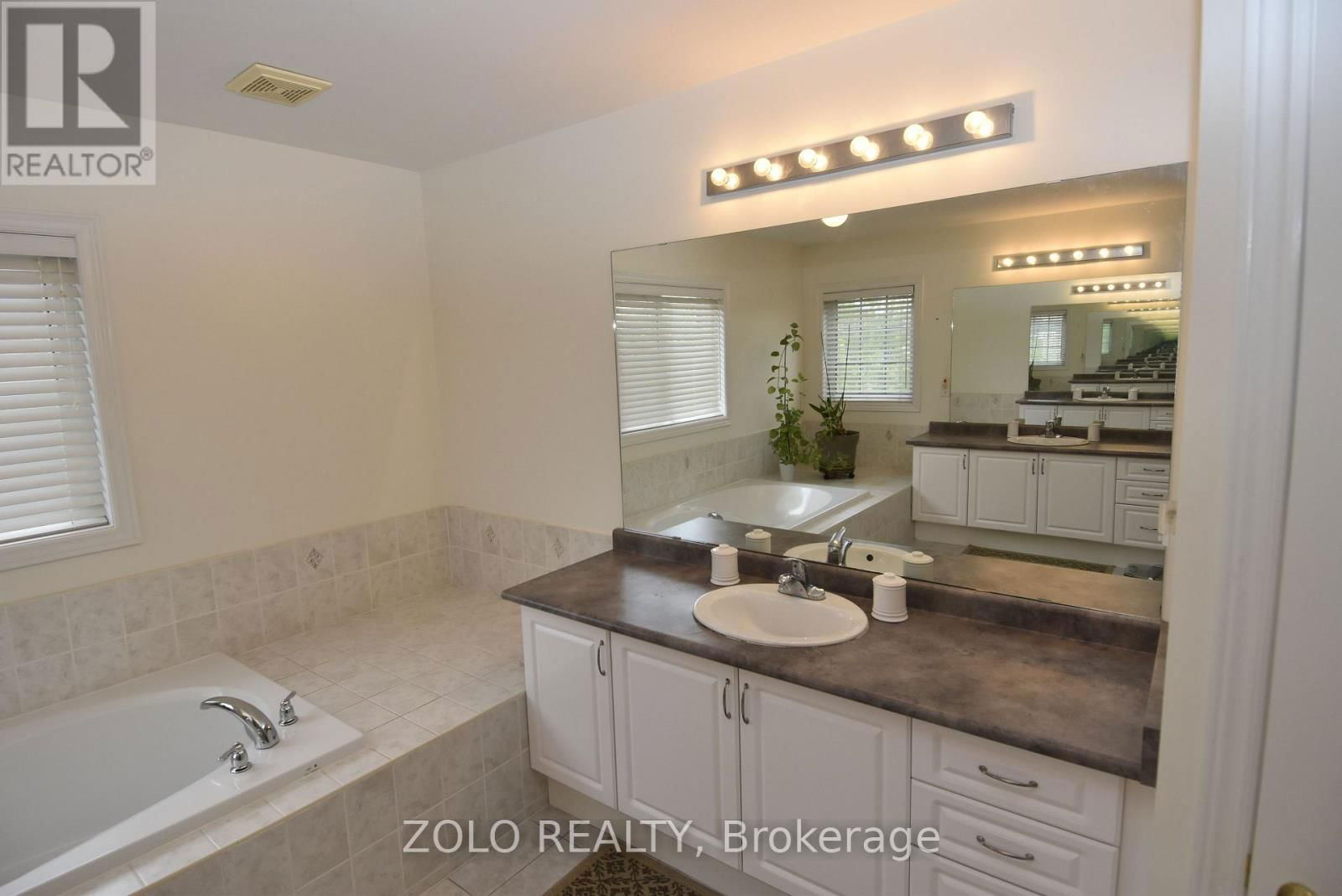 22 SHOWBOAT CRESCENT Image 35