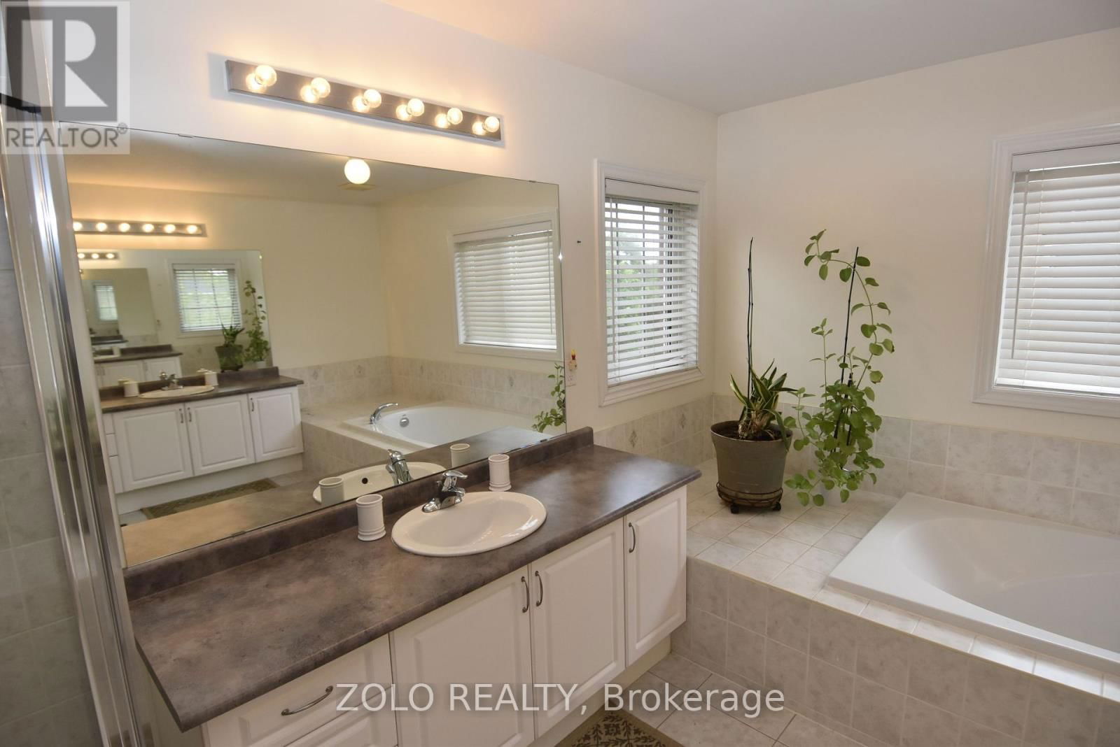 22 SHOWBOAT CRESCENT Image 36