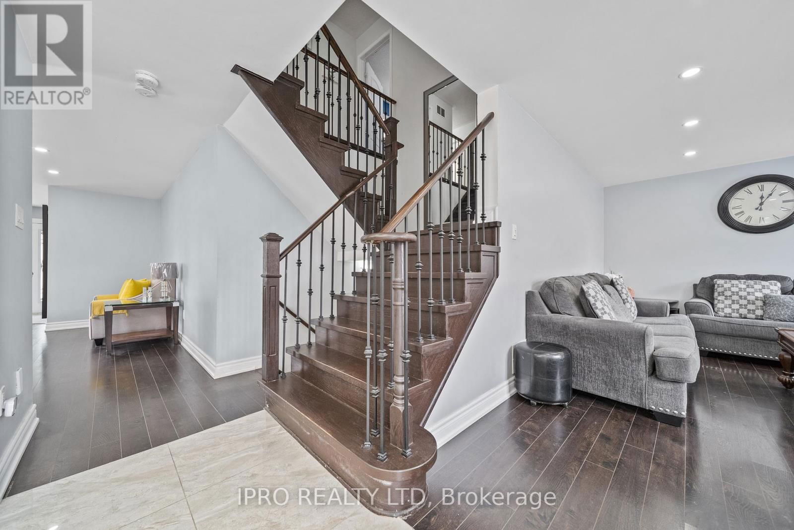 14 SADDLEBACK SQUARE Image 10