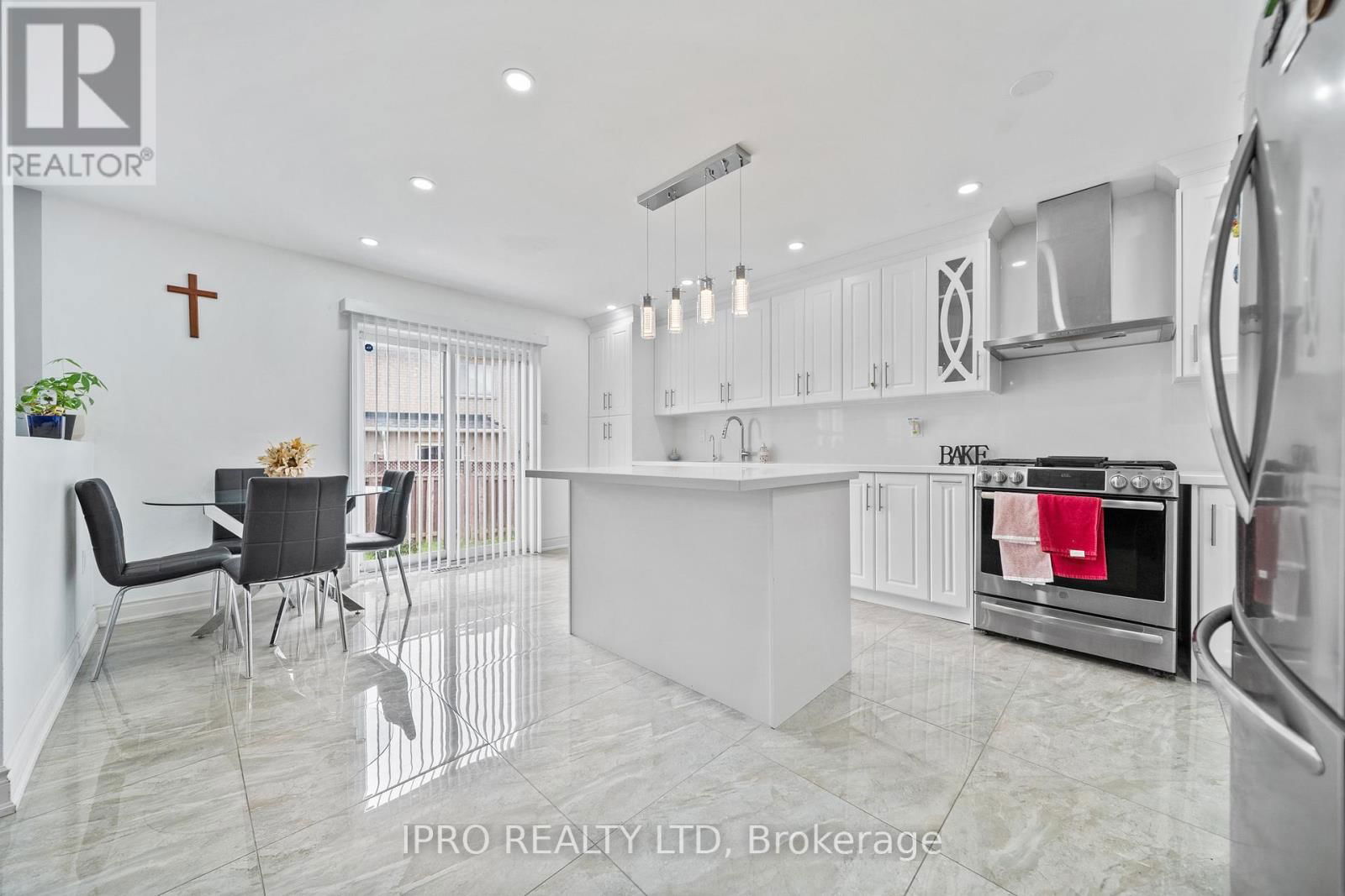 14 SADDLEBACK SQUARE Image 11