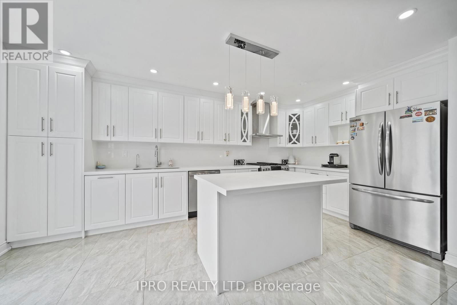 14 SADDLEBACK SQUARE Image 12