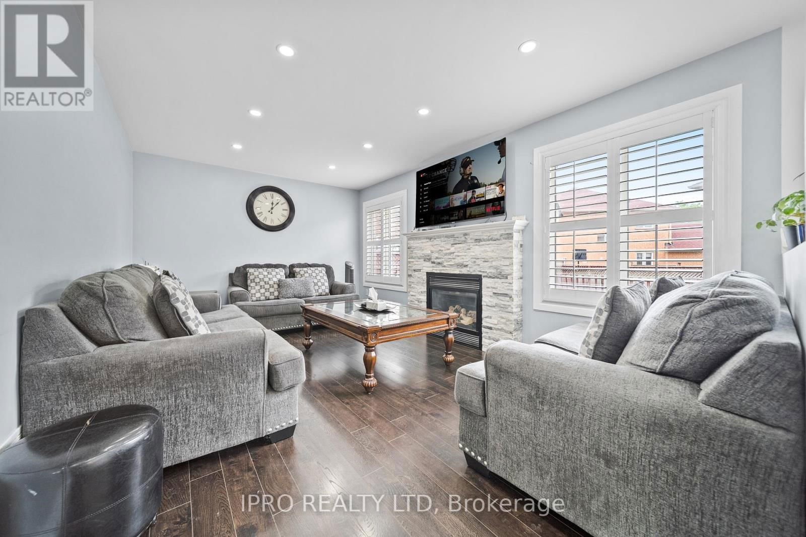 14 SADDLEBACK SQUARE Image 16