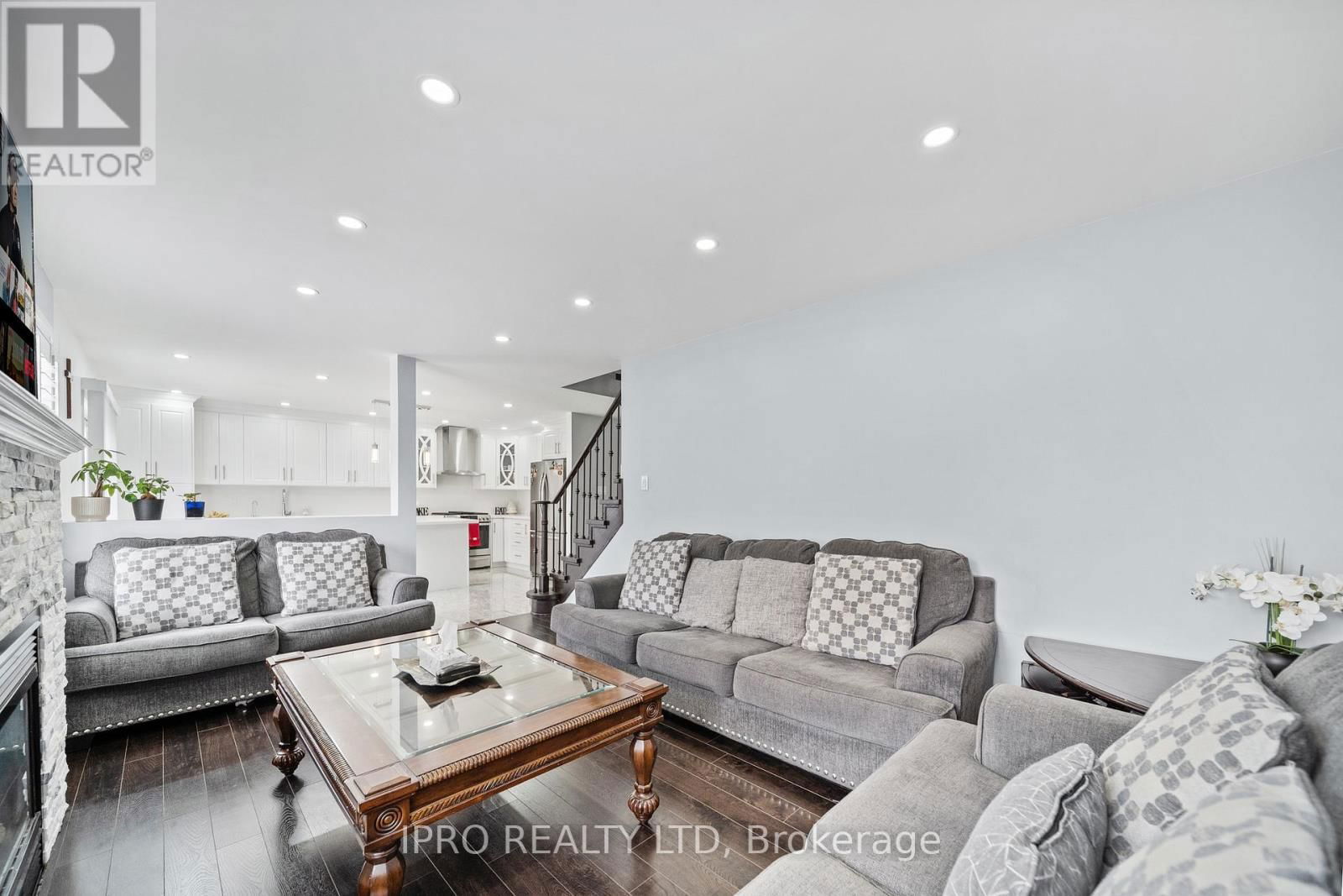 14 SADDLEBACK SQUARE Image 17