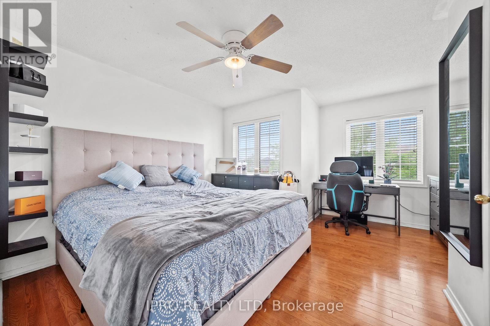 14 SADDLEBACK SQUARE Image 20