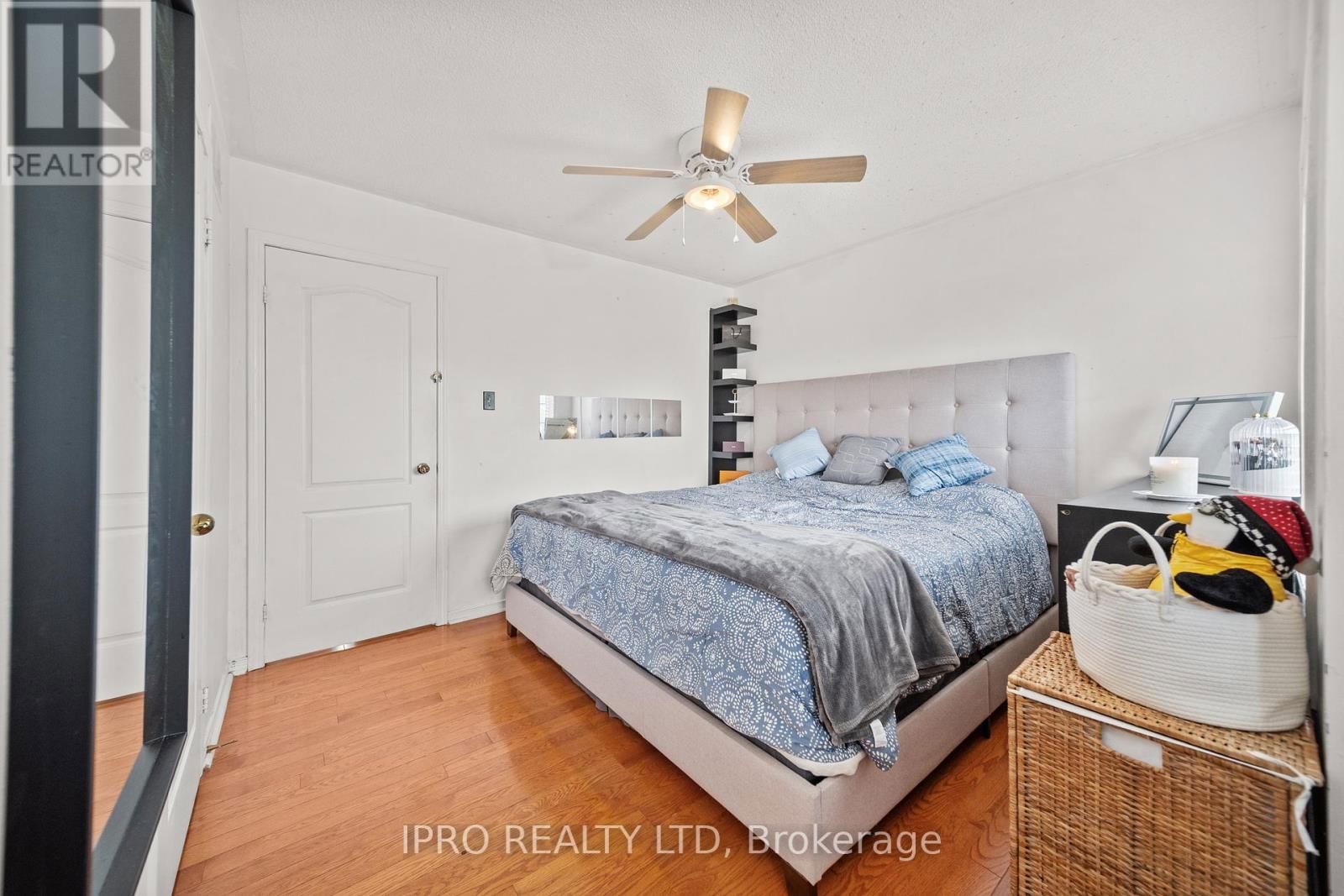 14 SADDLEBACK SQUARE Image 21