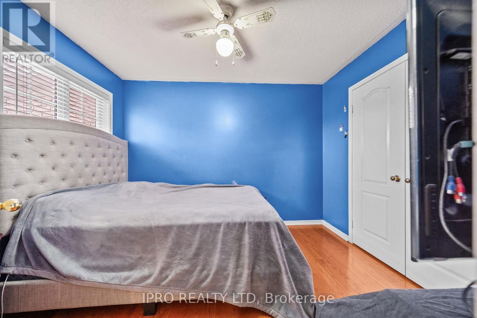 14 SADDLEBACK SQUARE Image 25