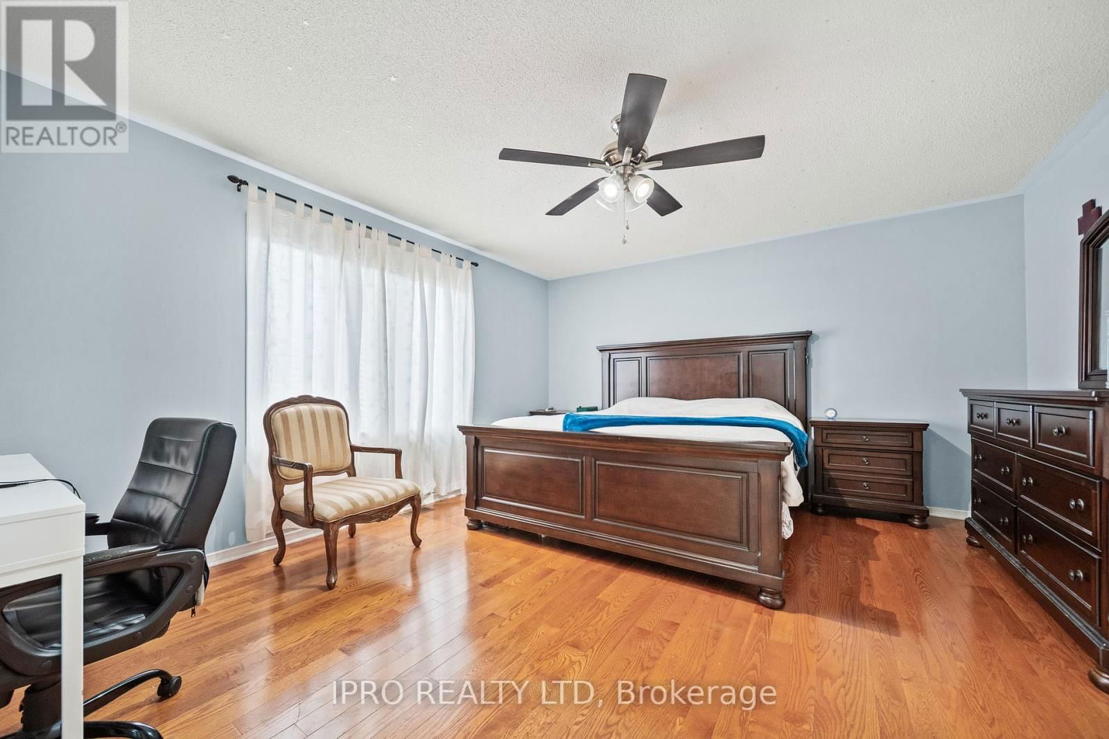 14 SADDLEBACK SQUARE Image 27