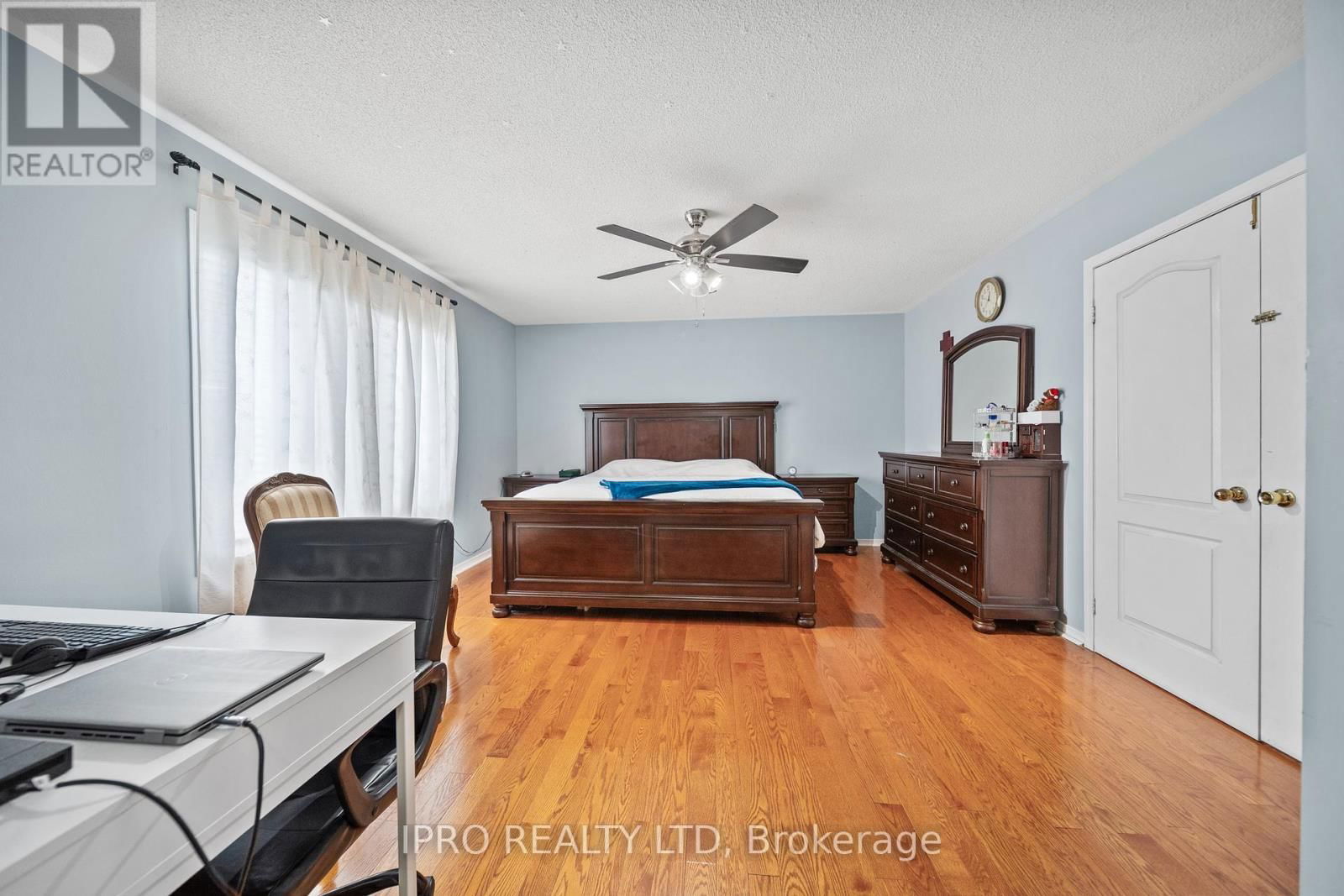 14 SADDLEBACK SQUARE Image 29