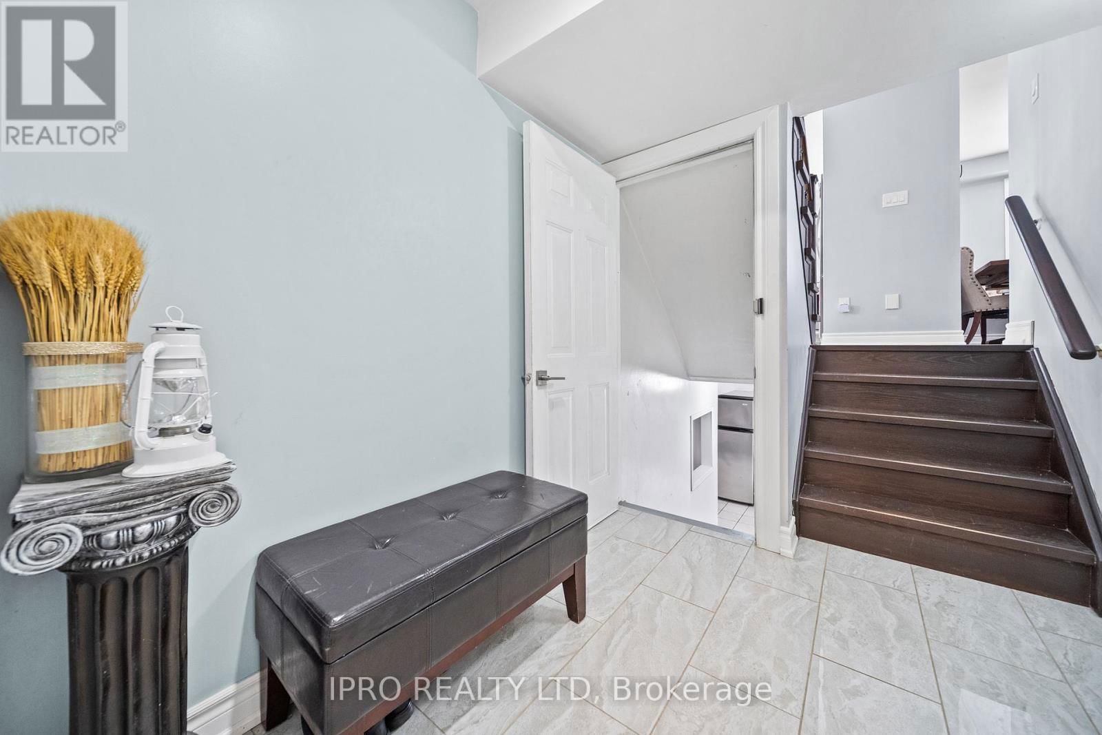 14 SADDLEBACK SQUARE Image 34