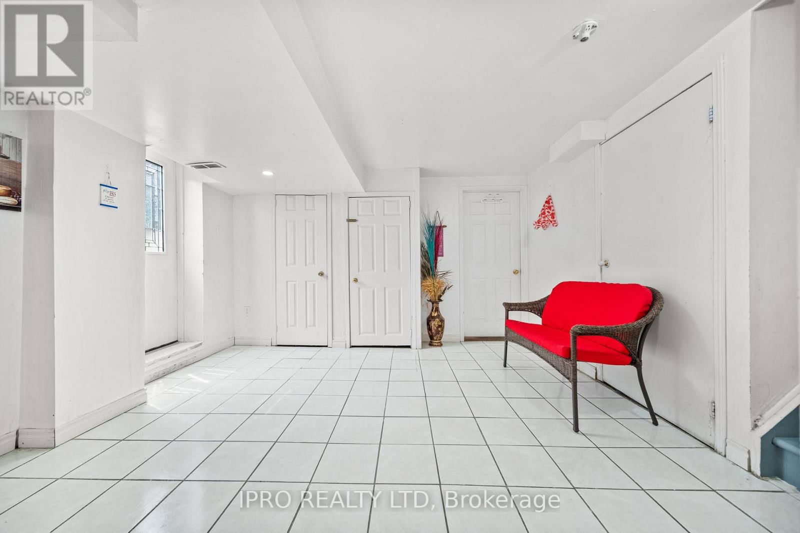 14 SADDLEBACK SQUARE Image 35