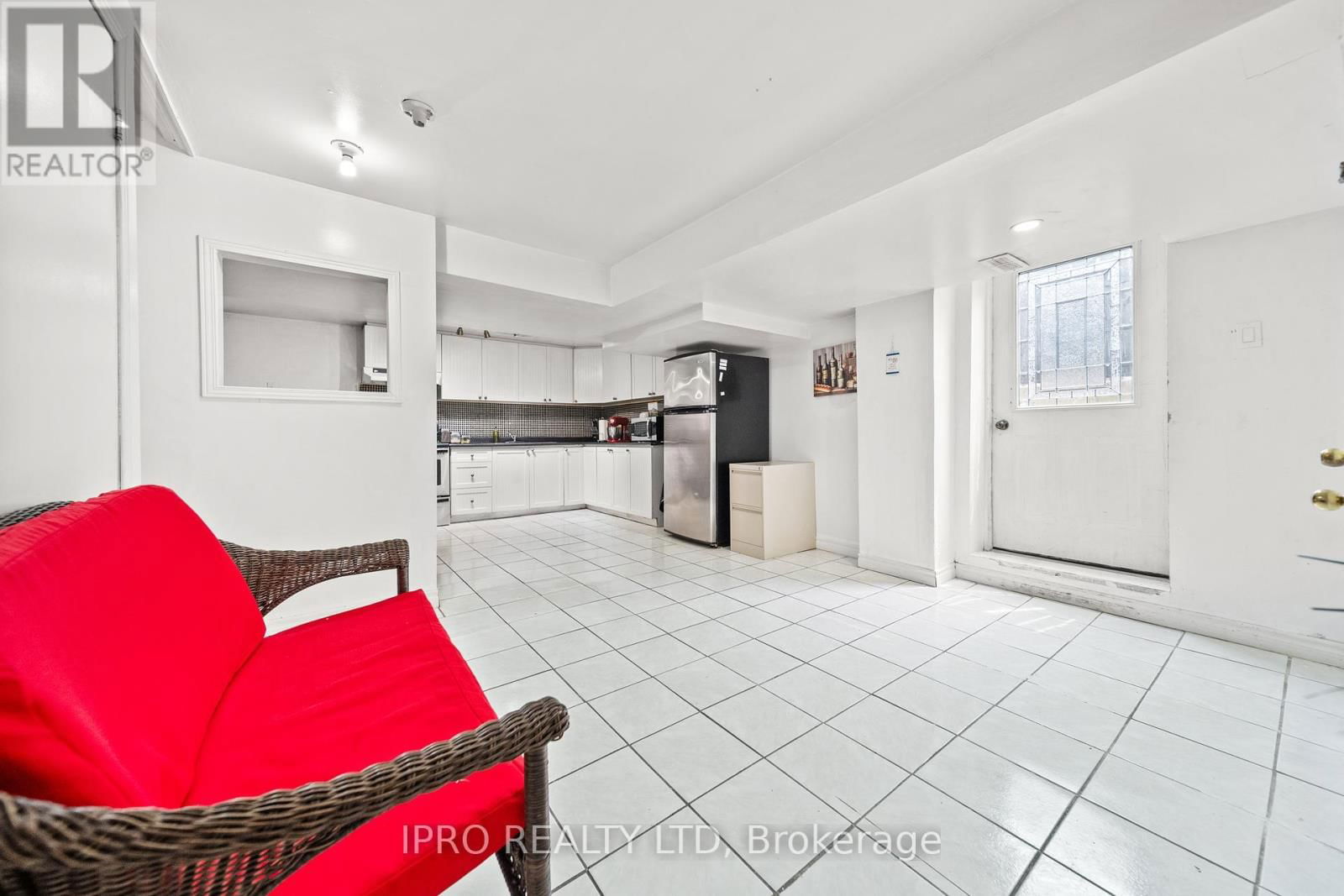 14 SADDLEBACK SQUARE Image 36