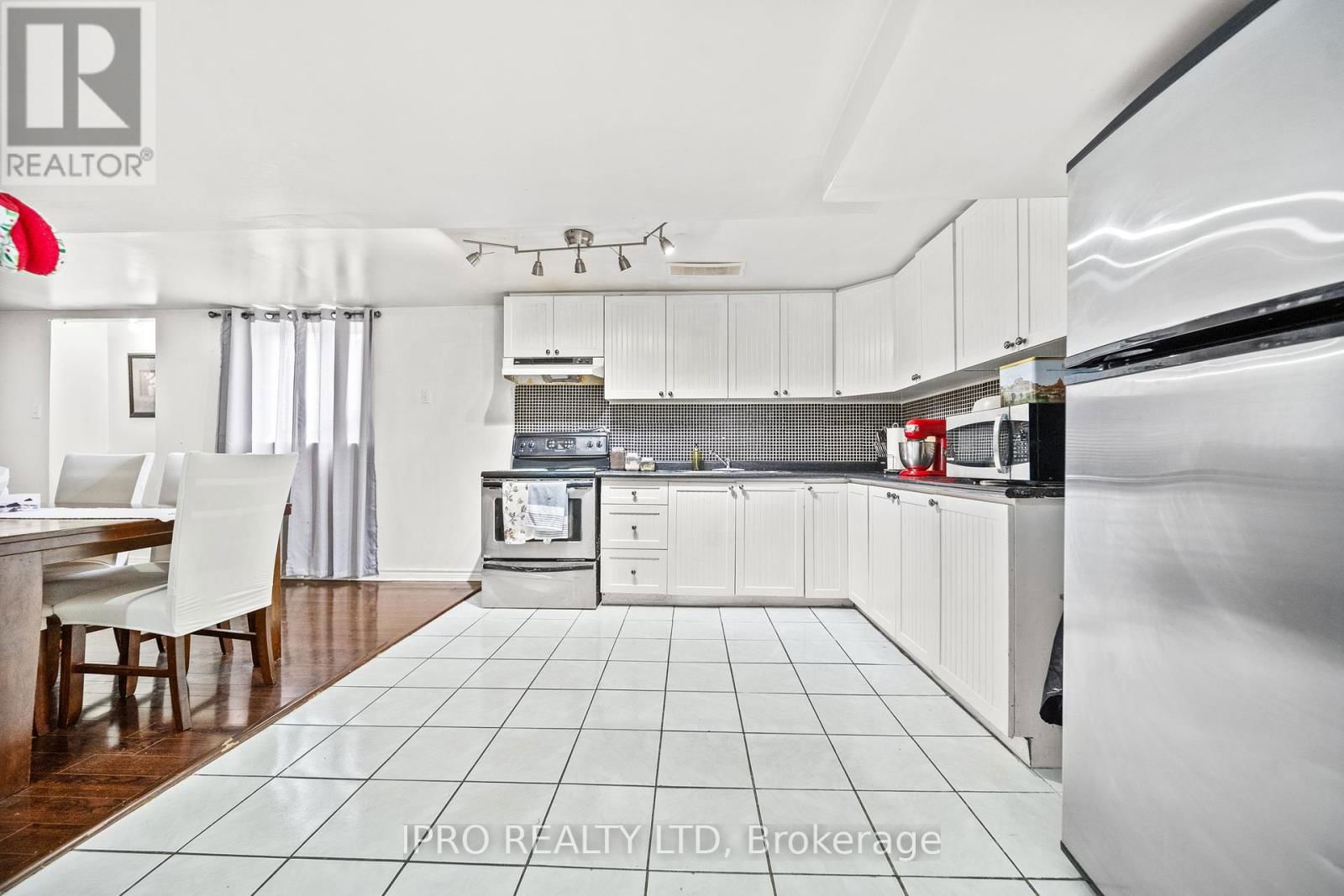 14 SADDLEBACK SQUARE Image 37