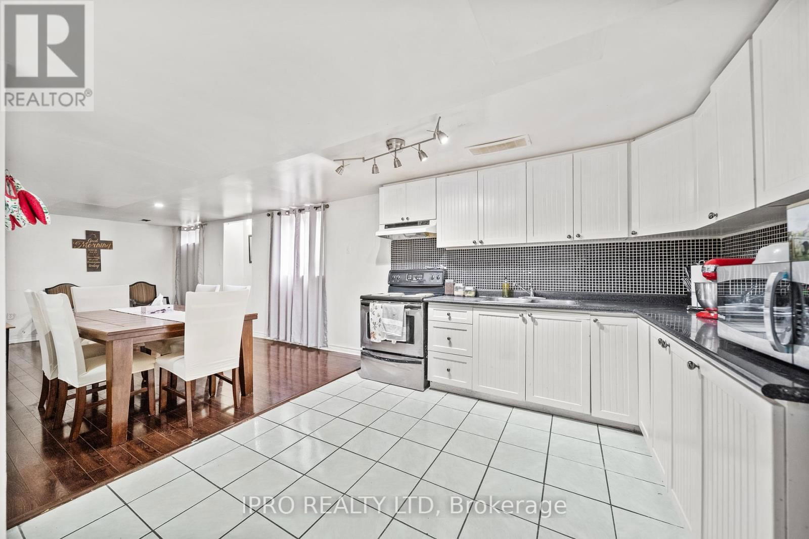 14 SADDLEBACK SQUARE Image 38