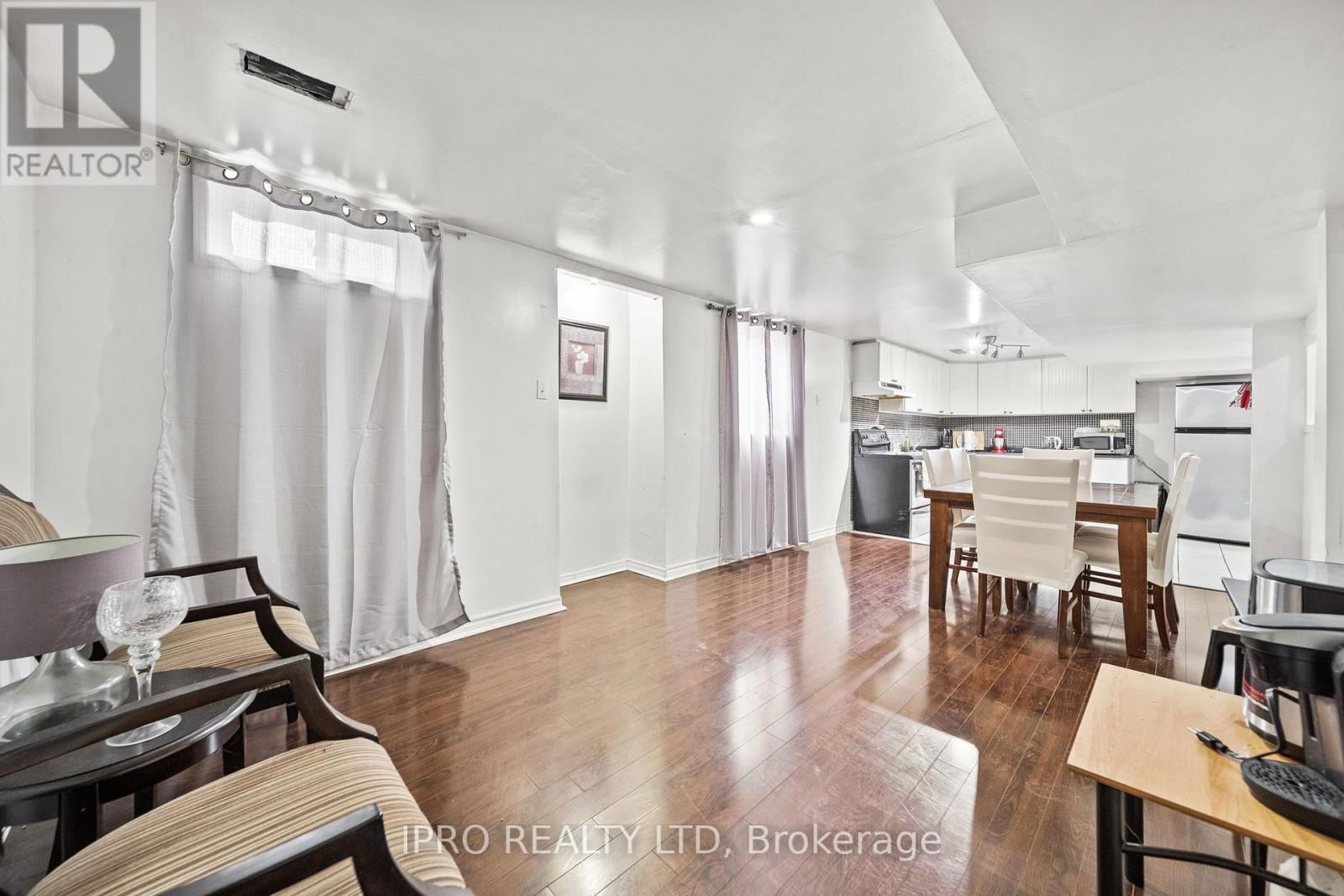 14 SADDLEBACK SQUARE Image 39