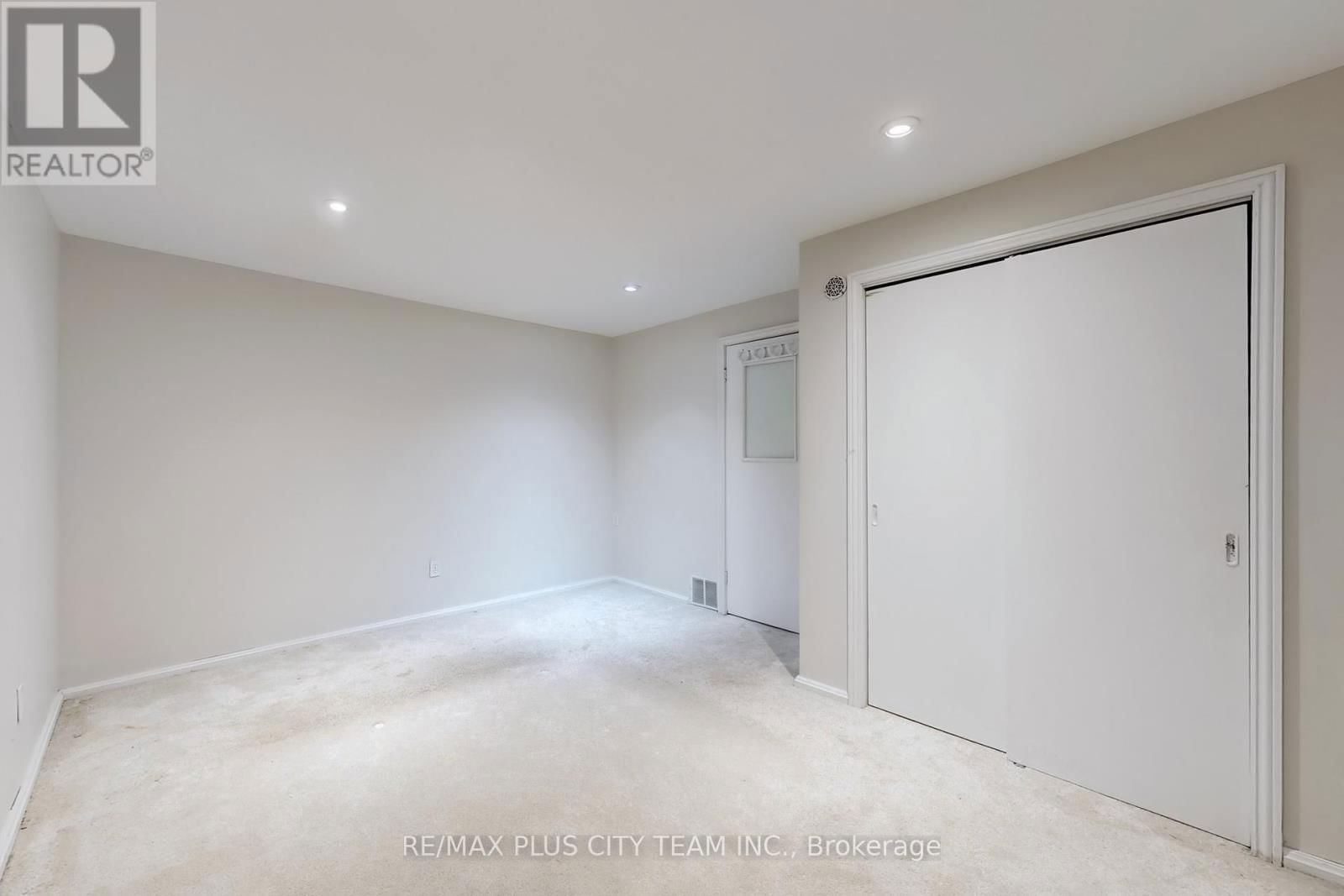 17 HEDGES BOULEVARD Image 27