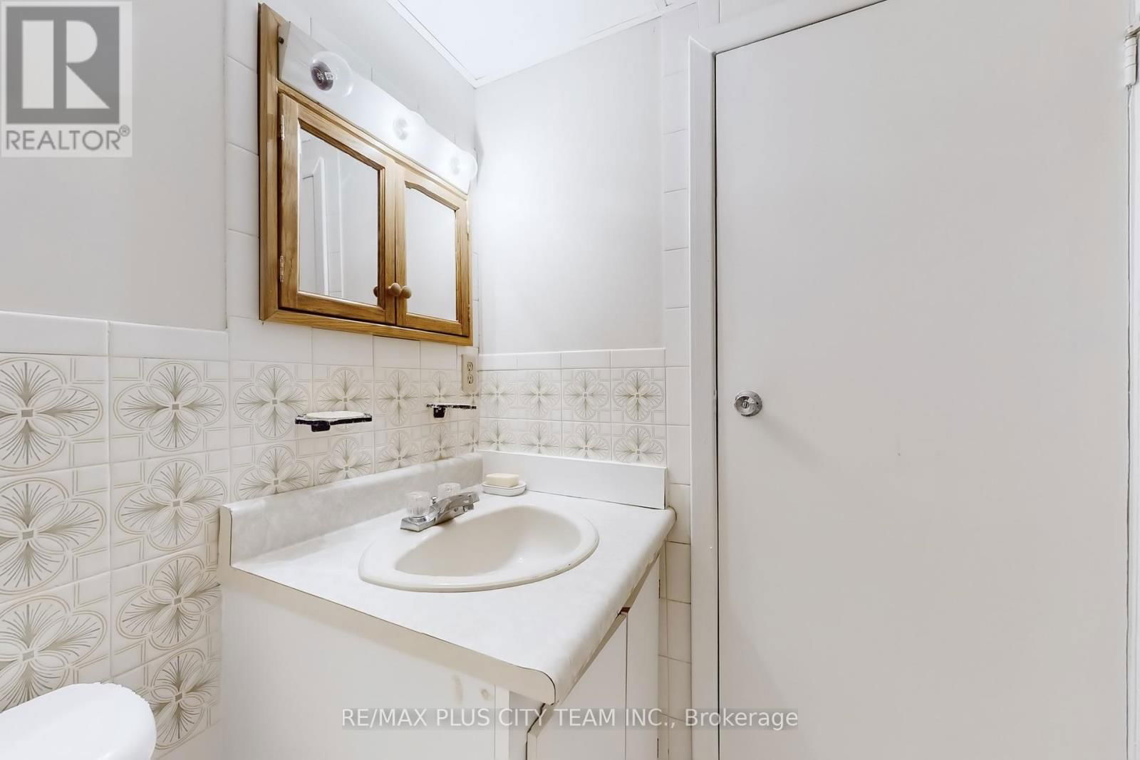 17 HEDGES BOULEVARD Image 31