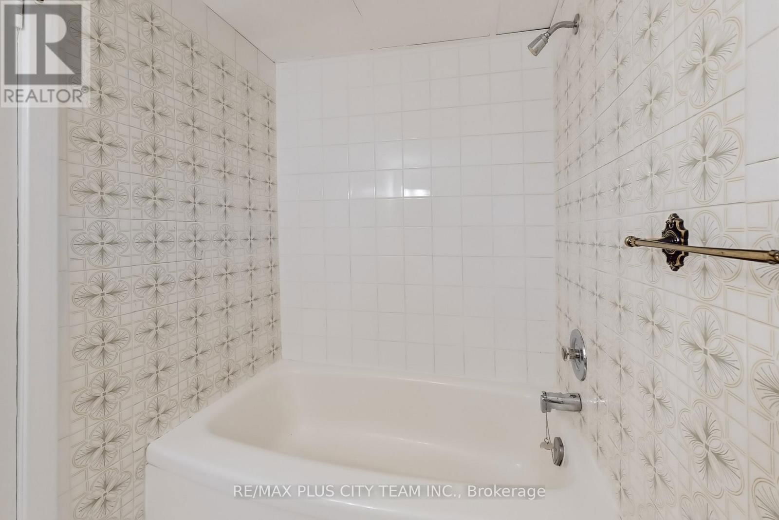 17 HEDGES BOULEVARD Image 32