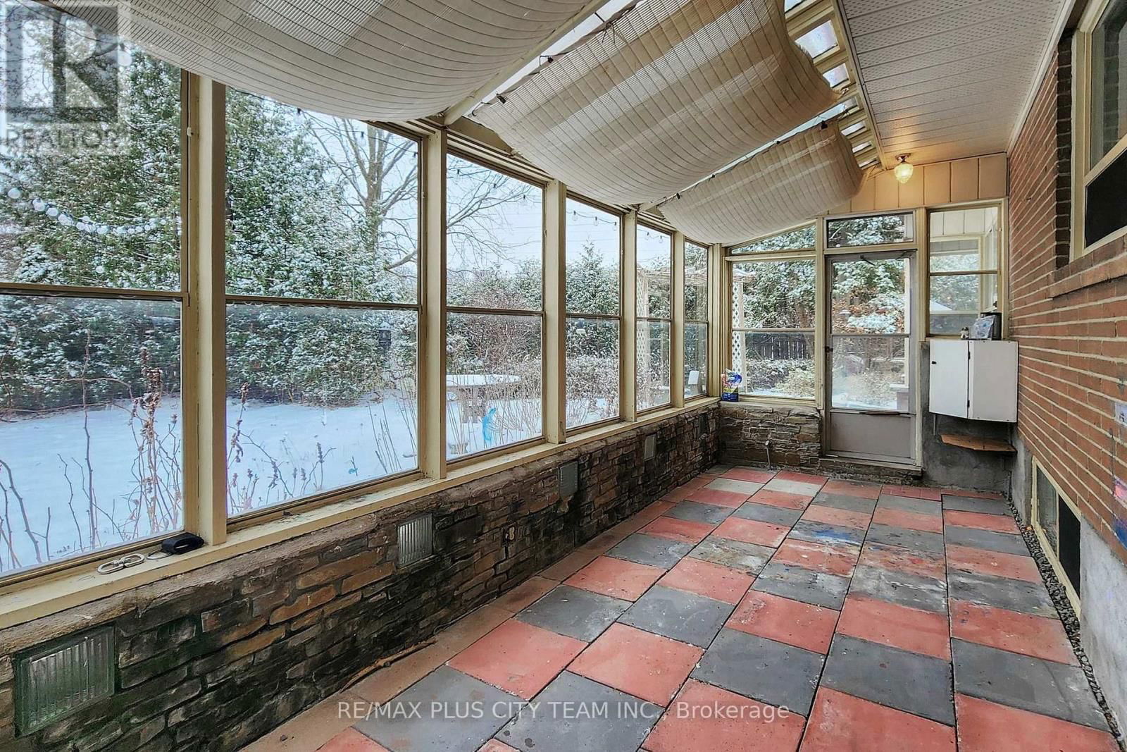 17 HEDGES BOULEVARD Image 38