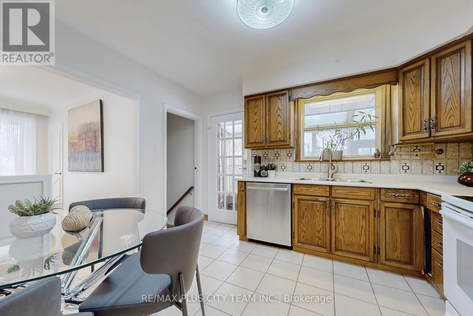 17 HEDGES BOULEVARD Image 8