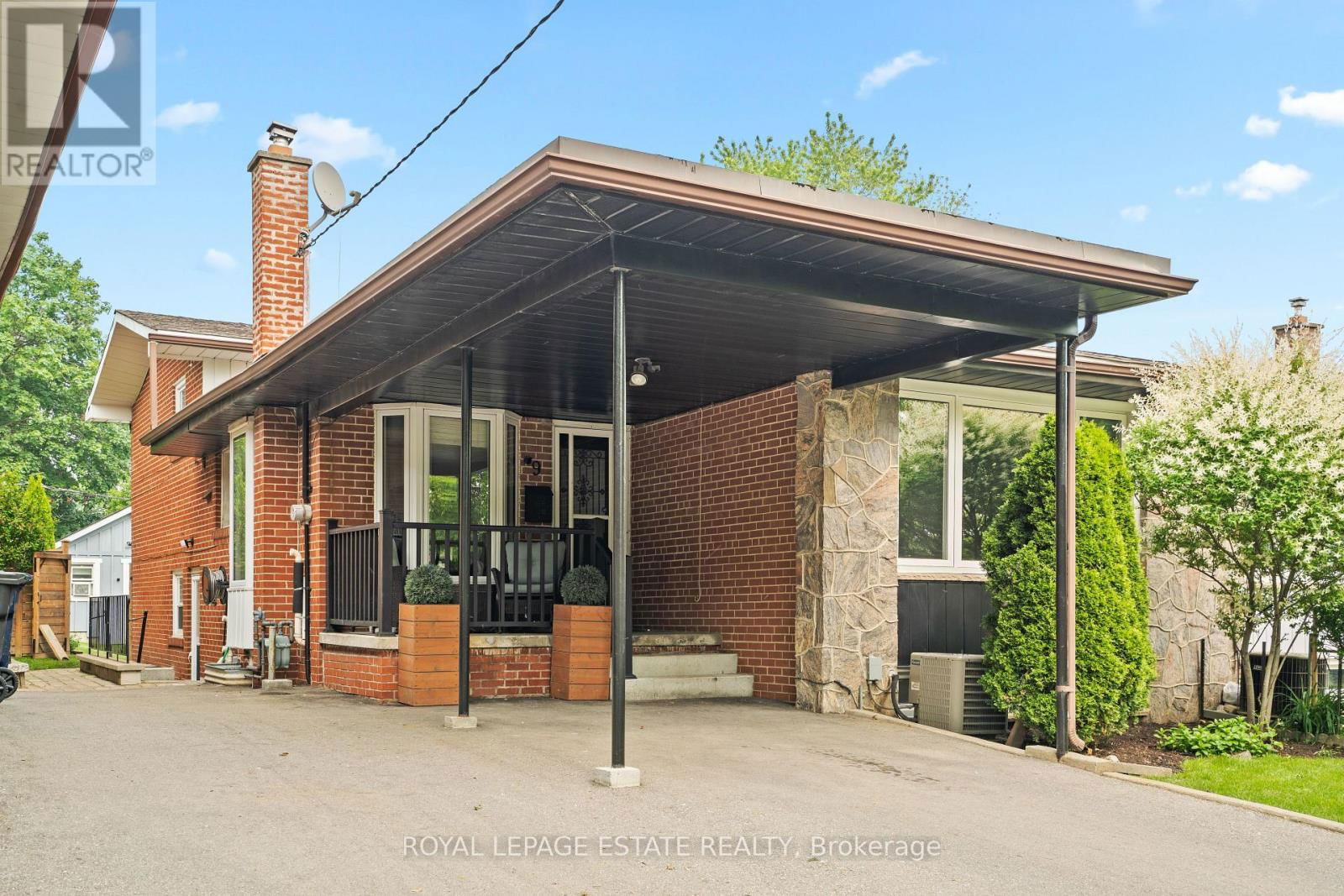 9 DIXINGTON CRESCENT Image 1
