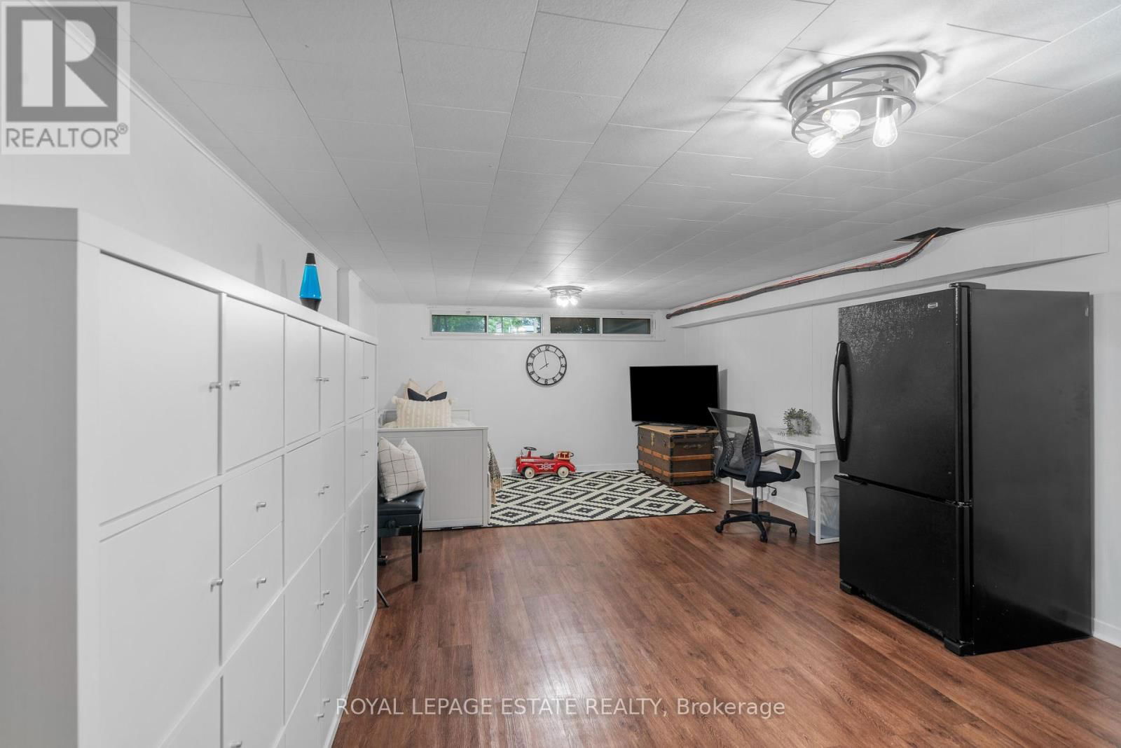 9 DIXINGTON CRESCENT Image 20