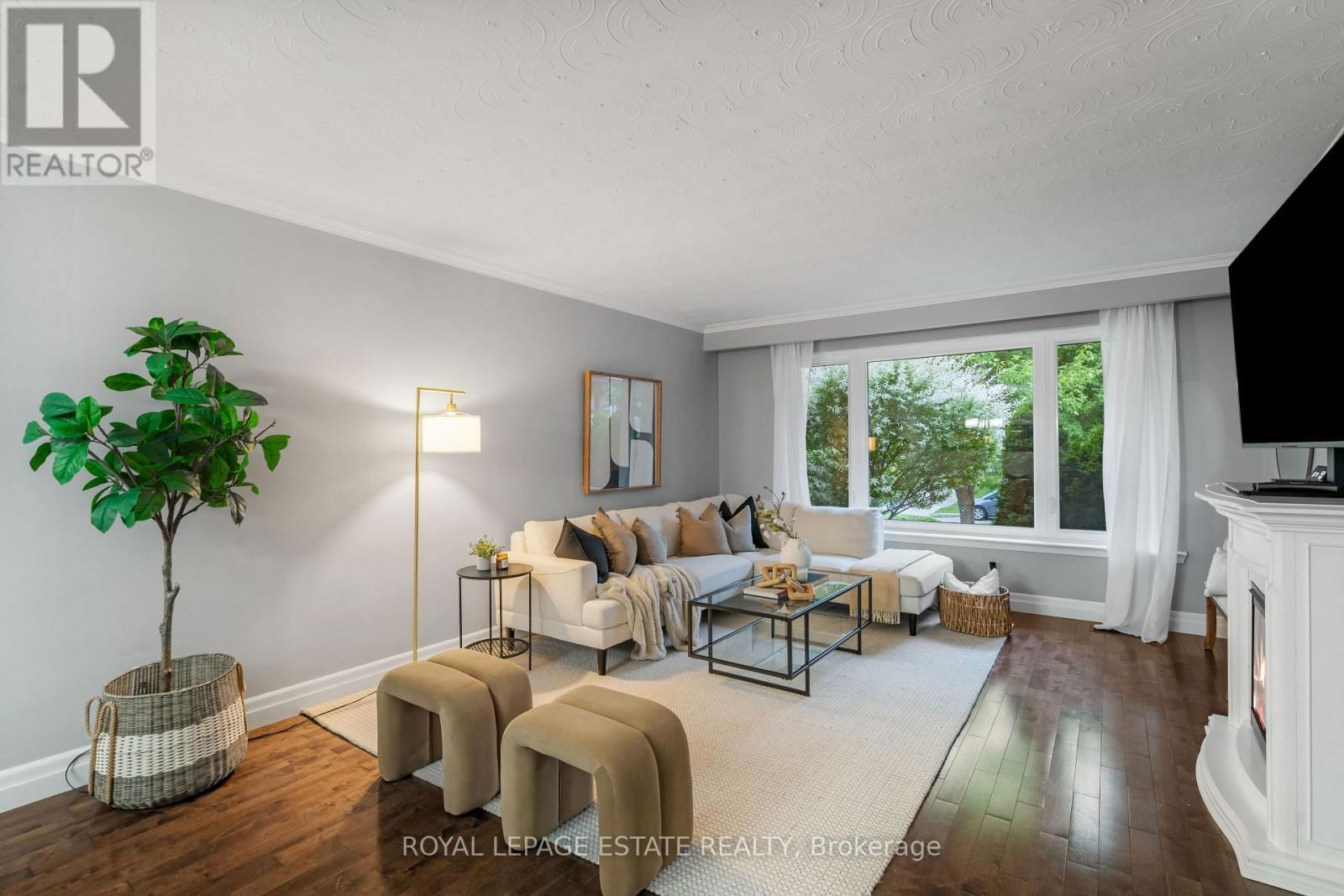 9 DIXINGTON CRESCENT Image 4