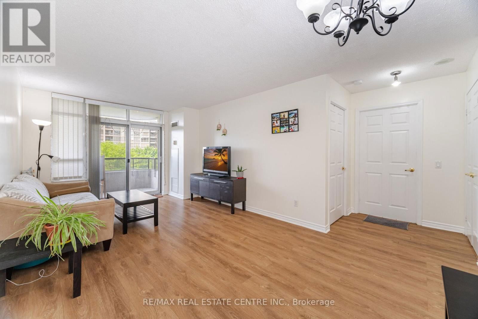 514 - 35 KINGSBRIDGE GARDEN CIRCLE Image 13
