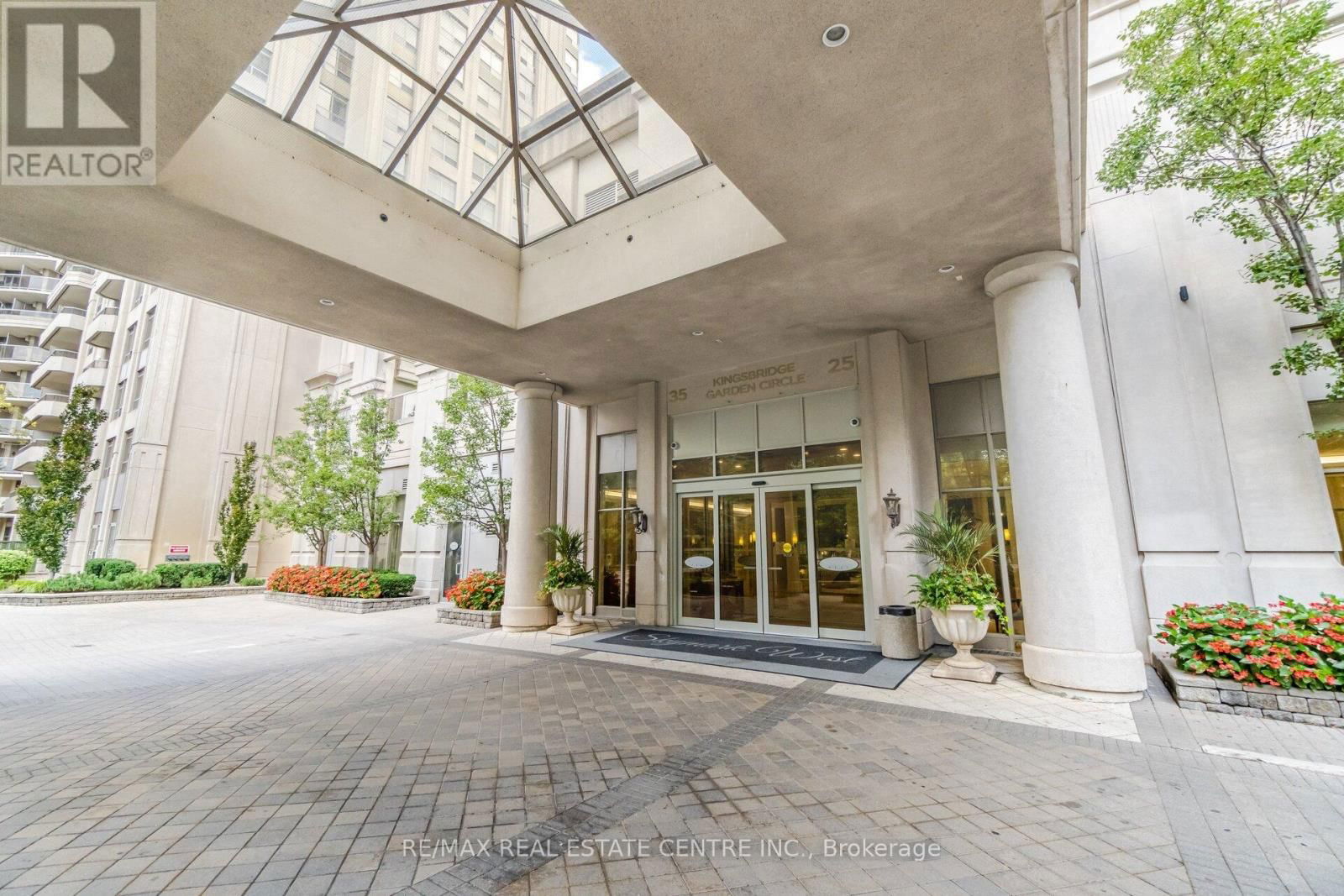 514 - 35 KINGSBRIDGE GARDEN CIRCLE Image 3