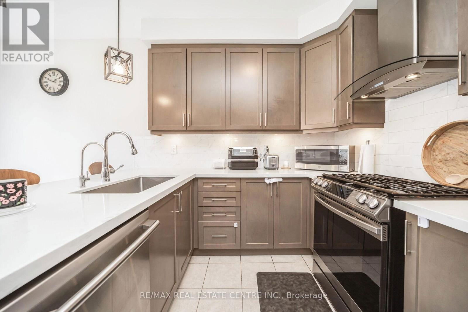 343 EMMETT LANDING Image 16