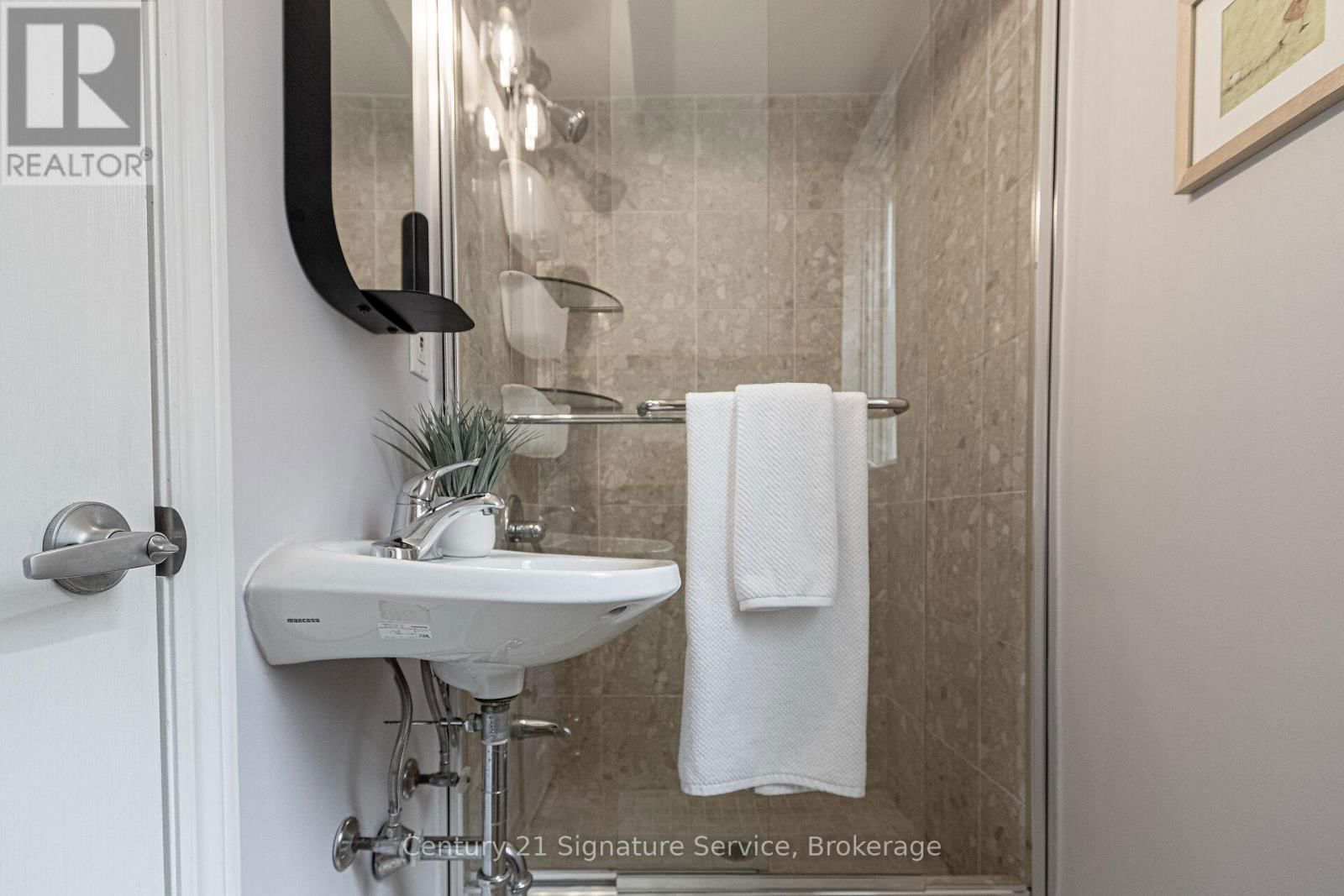 24 JOYMAR DRIVE Image 33