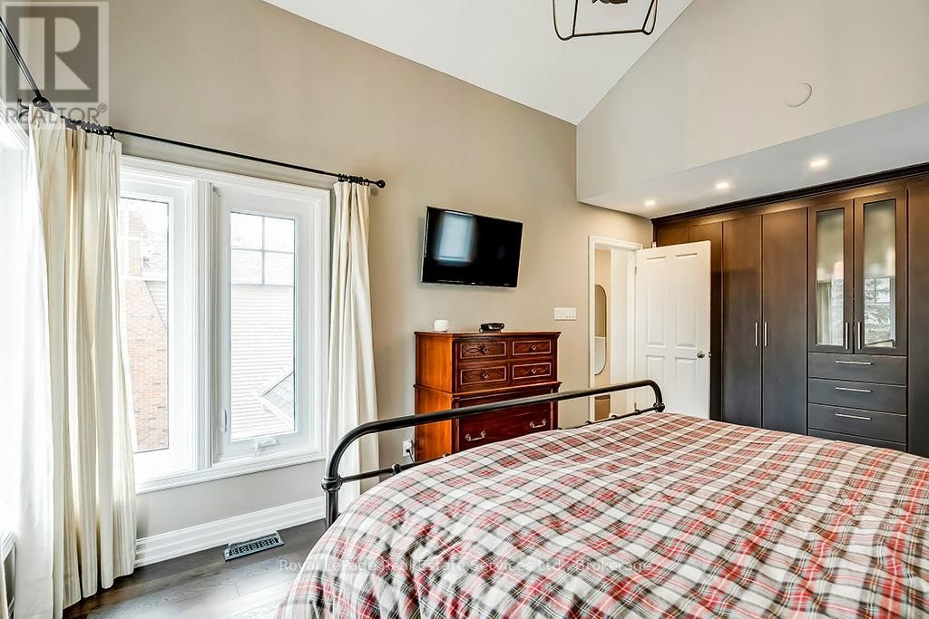 247 ALLAN STREET Image 26
