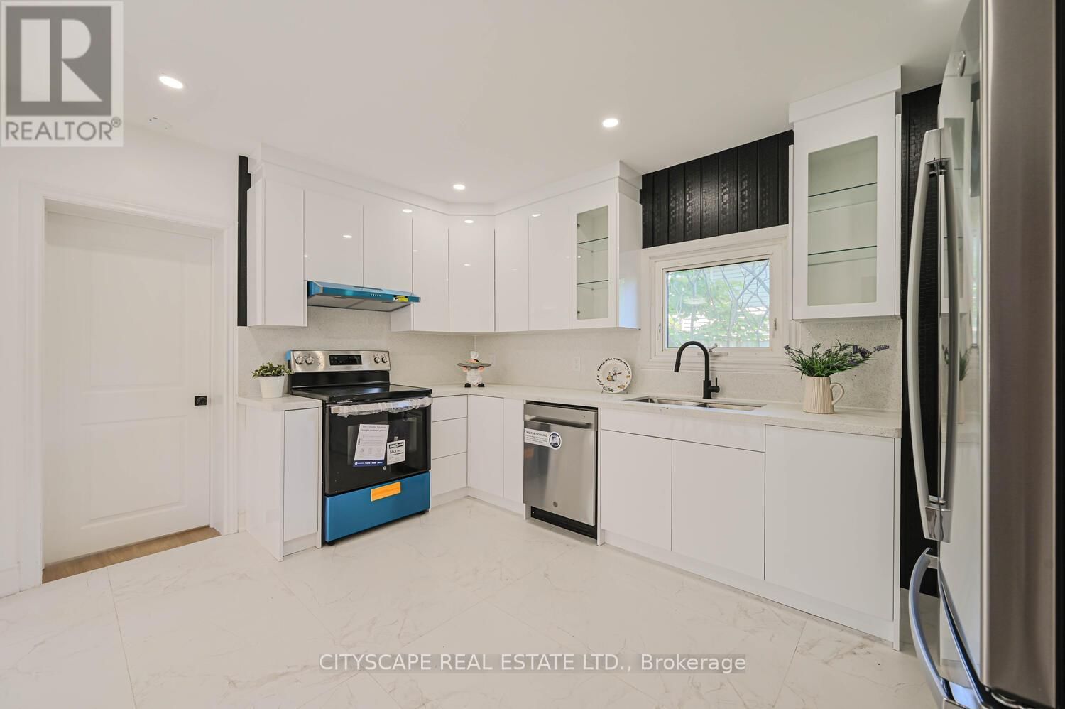 54 DAYFOOT DRIVE Image 20