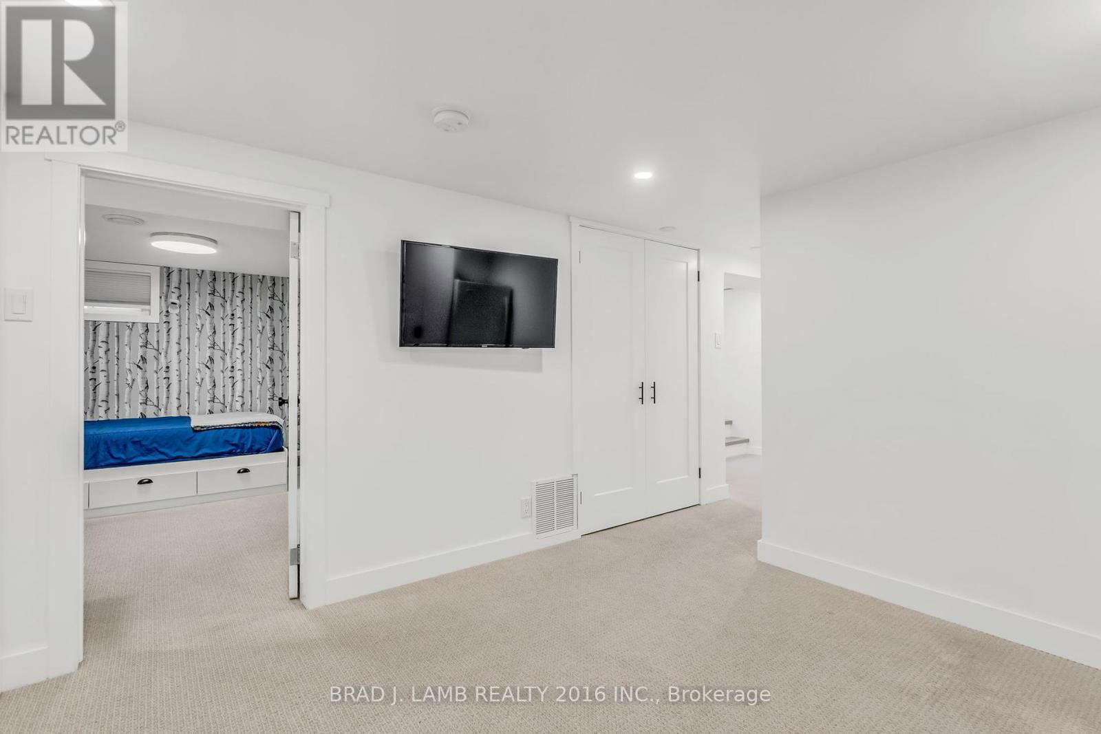 794 THE QUEENSWAY Image 11