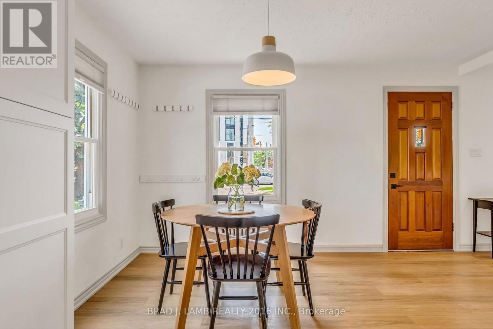 794 THE QUEENSWAY Image 2