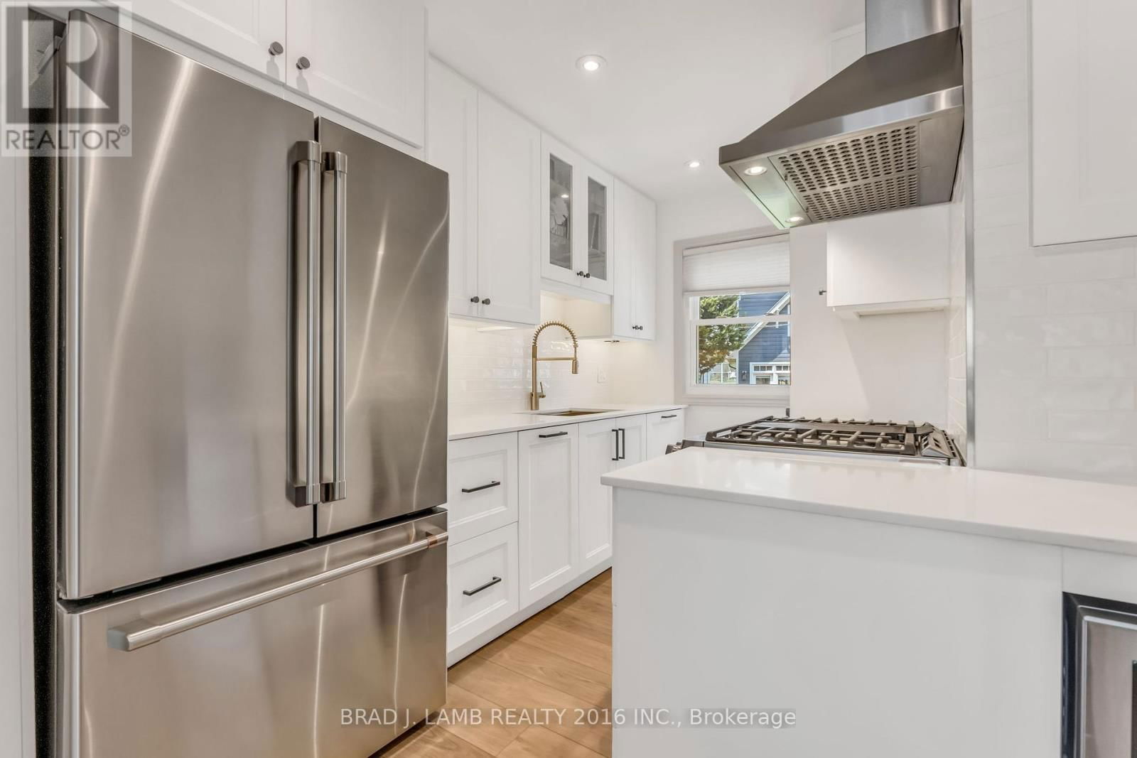 794 THE QUEENSWAY Image 4