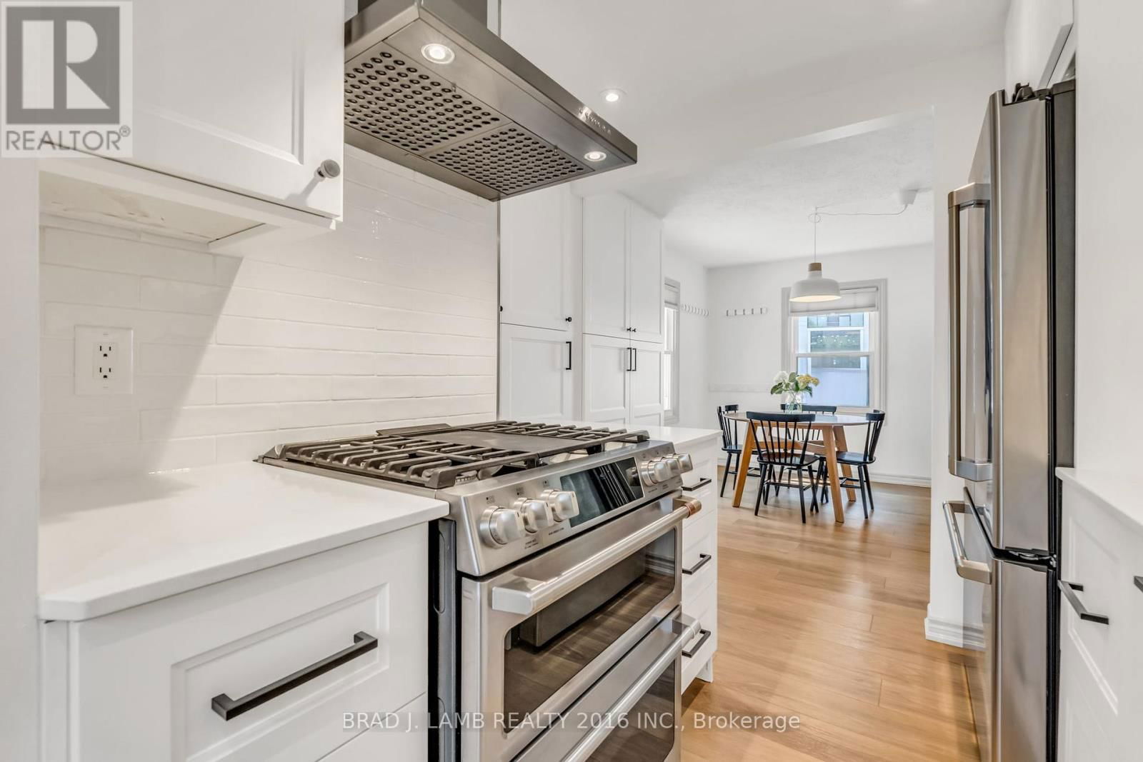 794 THE QUEENSWAY Image 5