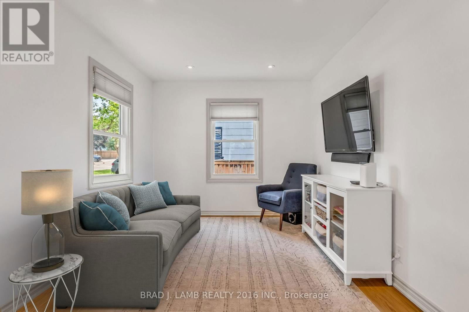 794 THE QUEENSWAY Image 6